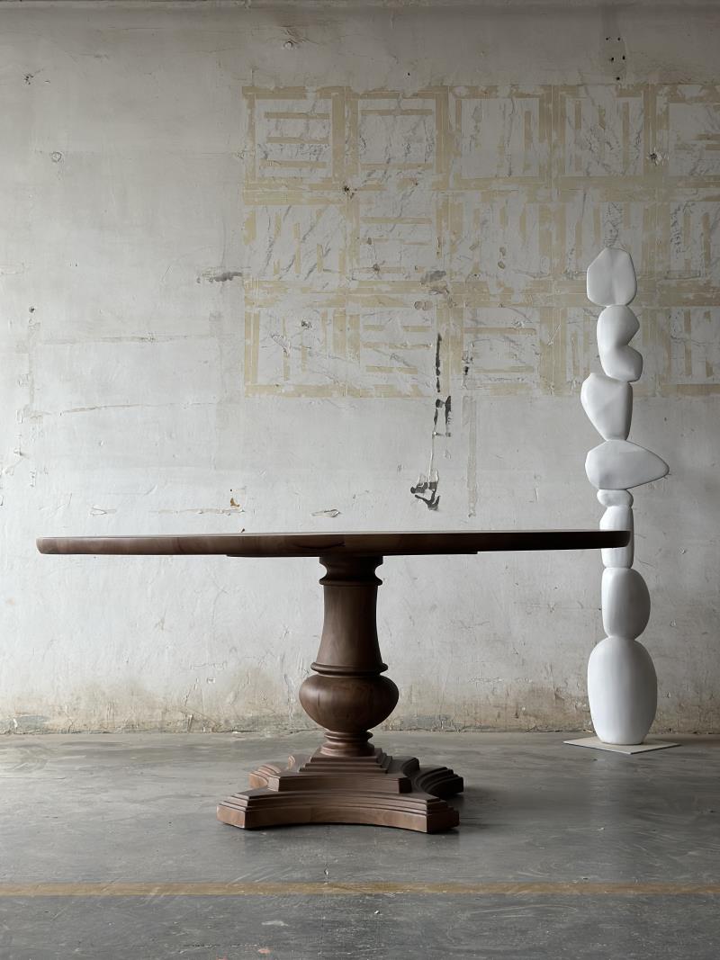 Retro Art Round Base Solid Wood Carved Dining Table