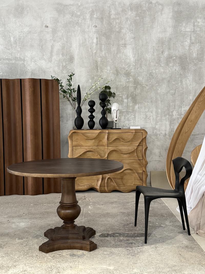Retro Art Round Base Solid Wood Carved Dining Table