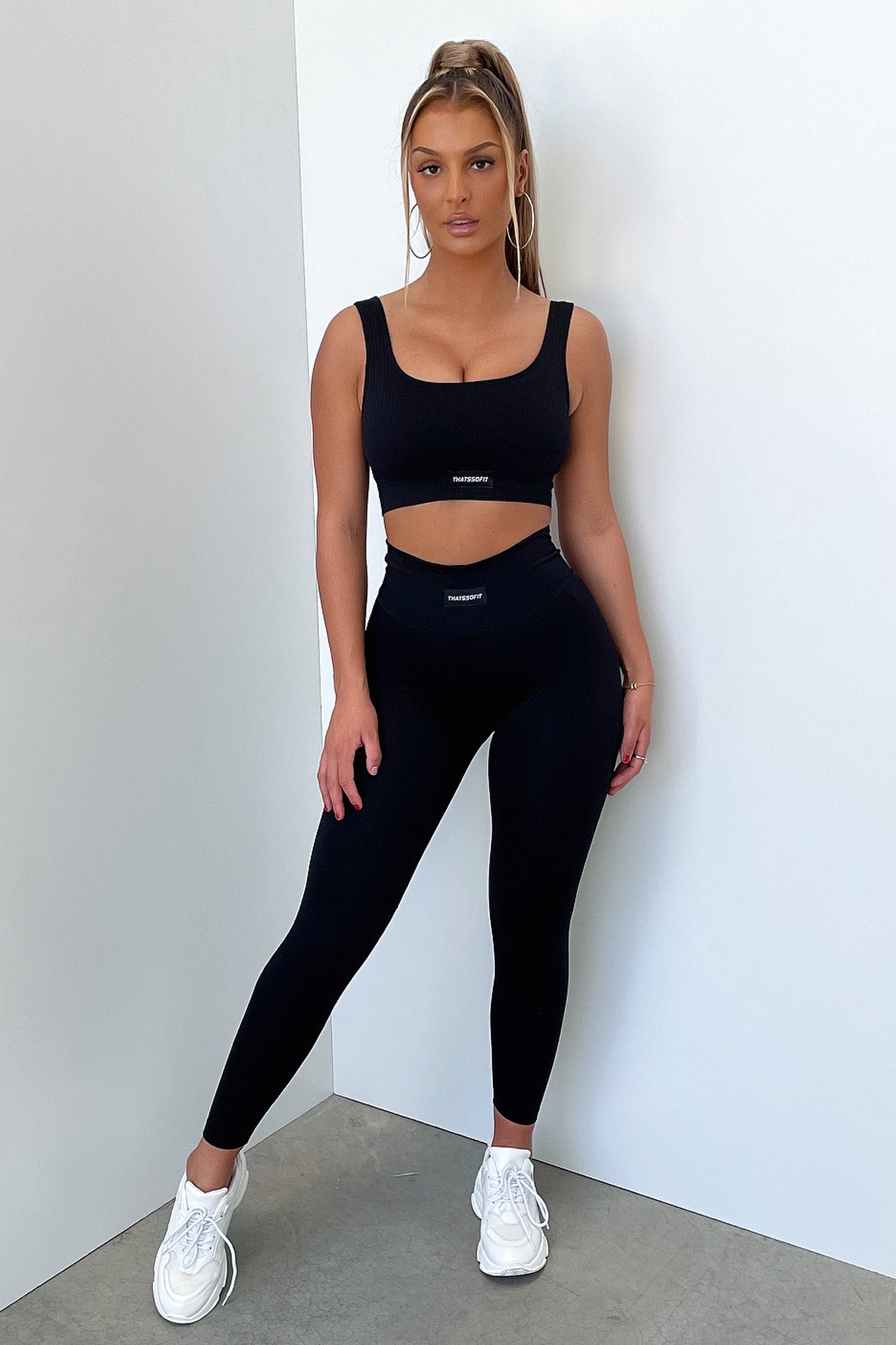 Vikki Sports Bra - Black-Coutiqo
