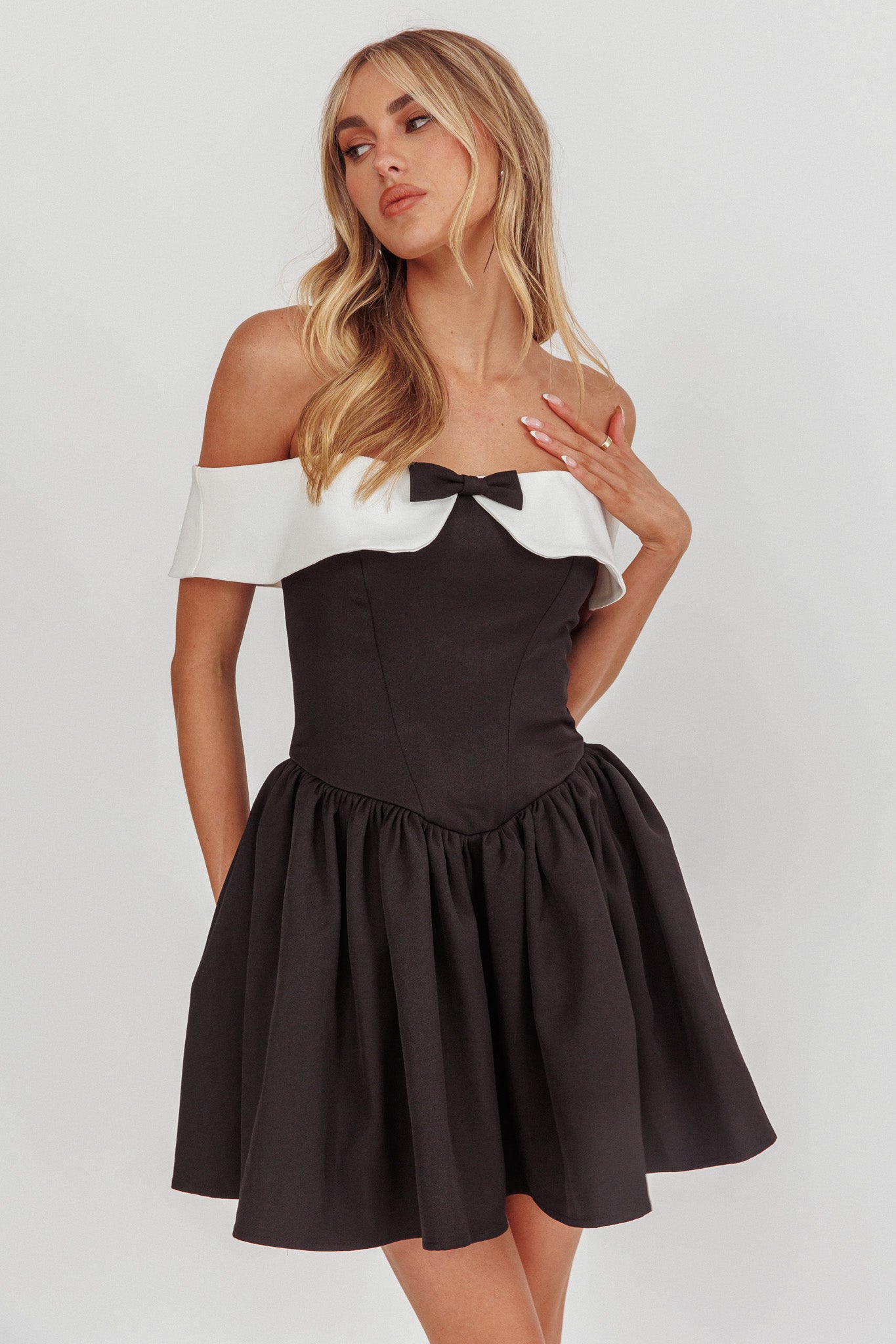 Grace Kelly Contrast Off-Shoulder Mini Dress Black-Maymioy