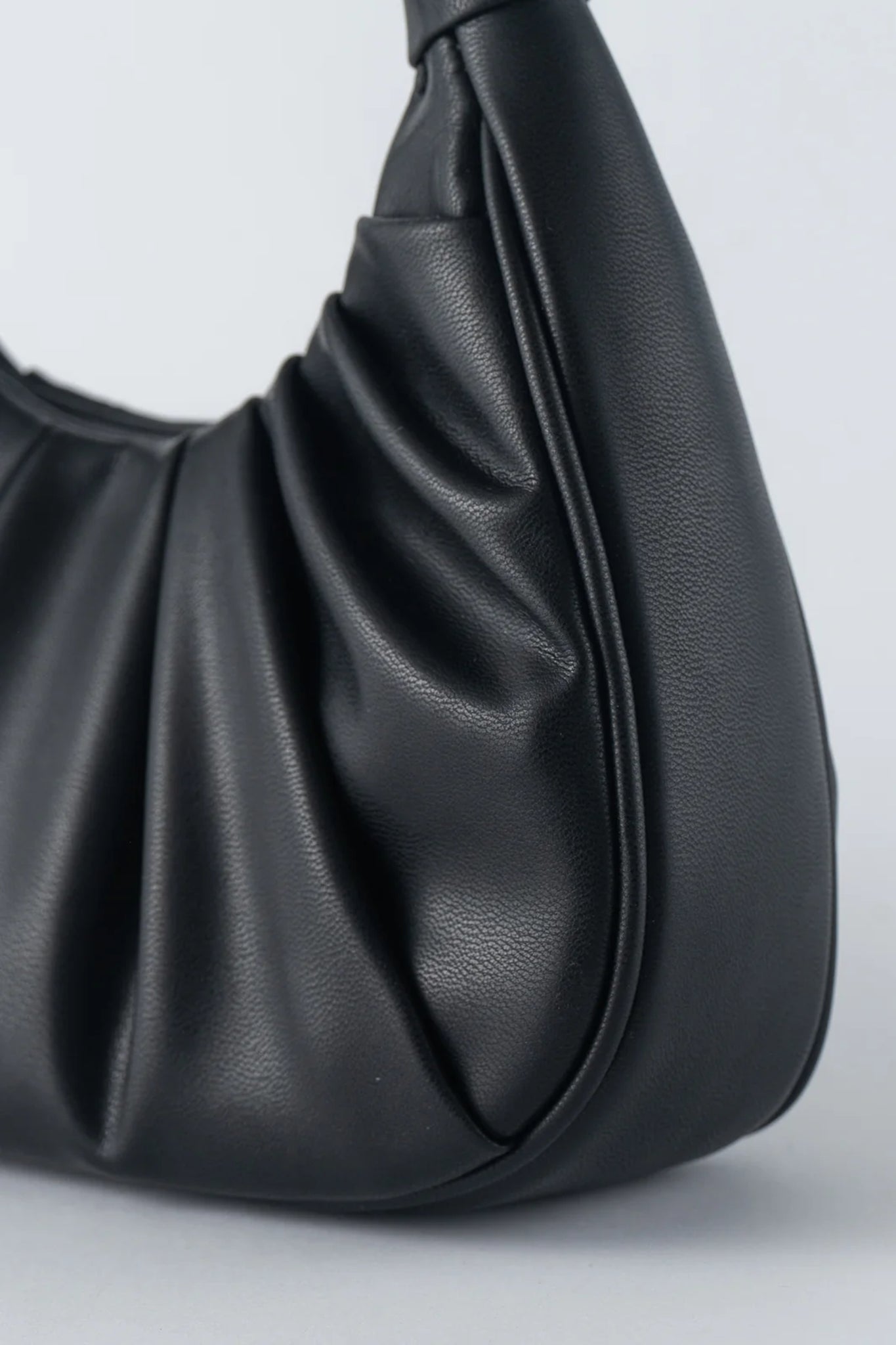 TEN TONES Alani Cloud Bag Black-Maymioy