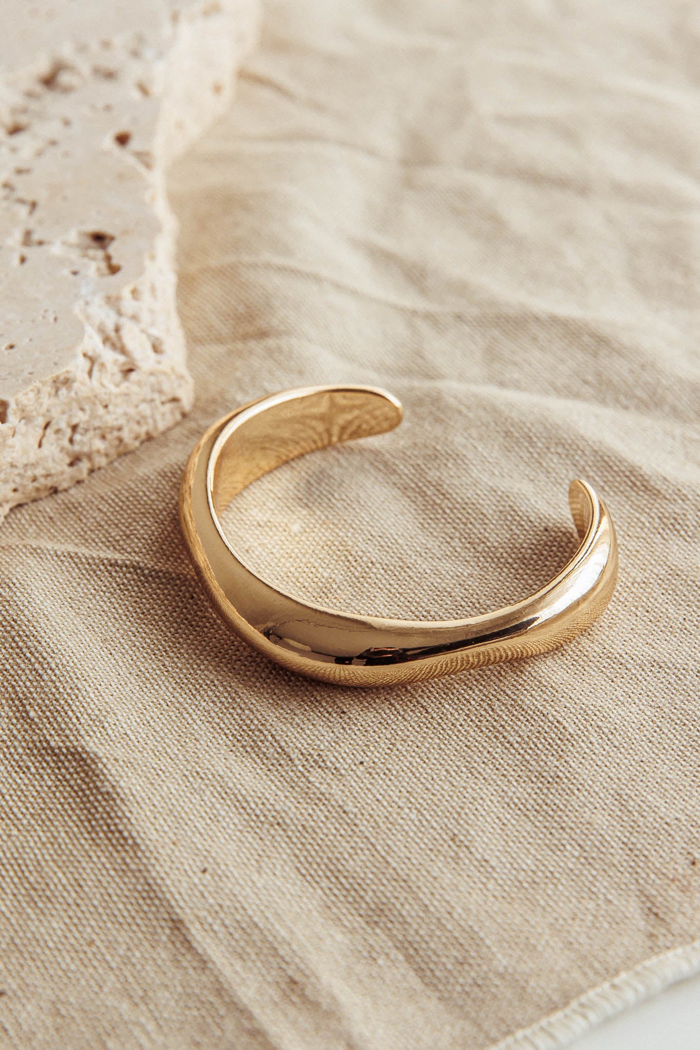 Jamaica Curvilinear Cuff Gold-Maymioy