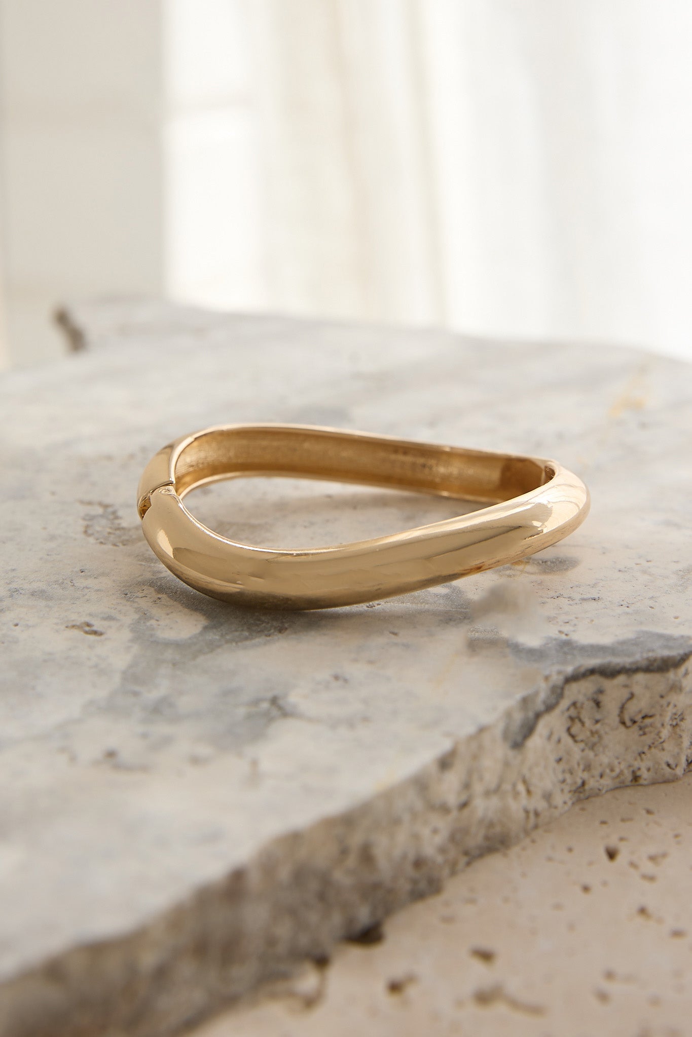 Hilda Irregular Clasp Bangle Gold-Maymioy