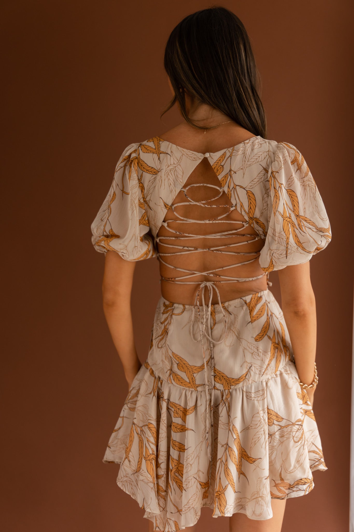 Petite Cherie Puff Sleeve Lace-Up Back Dress Leaf Print Beige-Maymioy