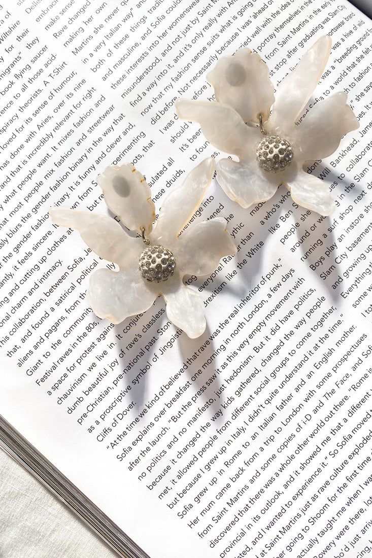 Yuki Diamante Accent Orchid Earrings White-Maymioy