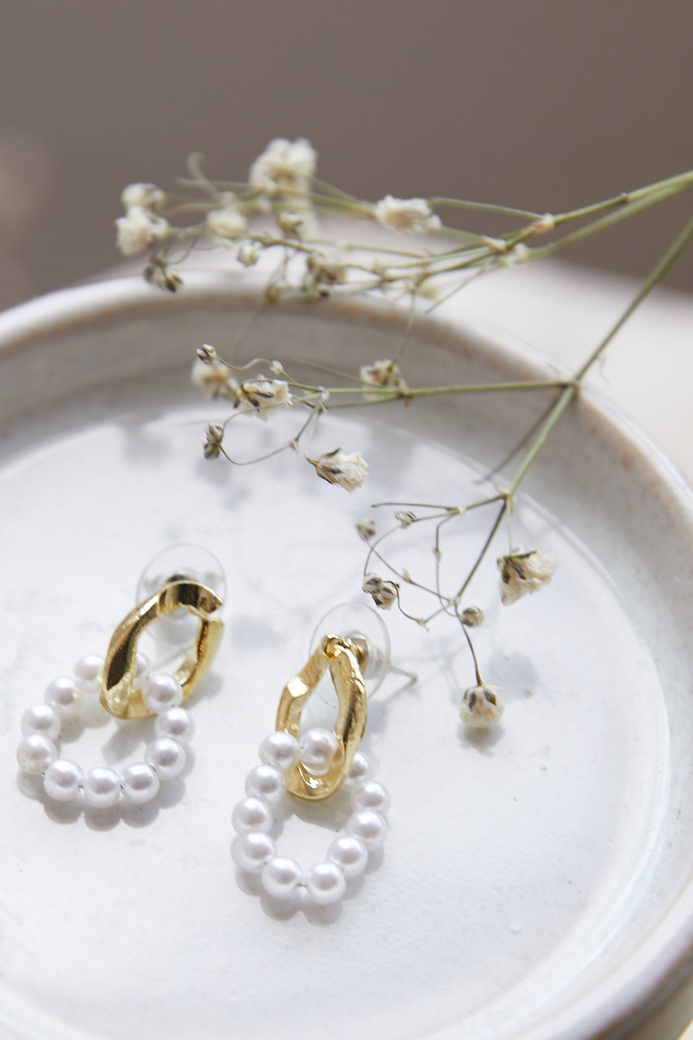 Charlotte Pearl Loop Earrings Gold-Maymioy