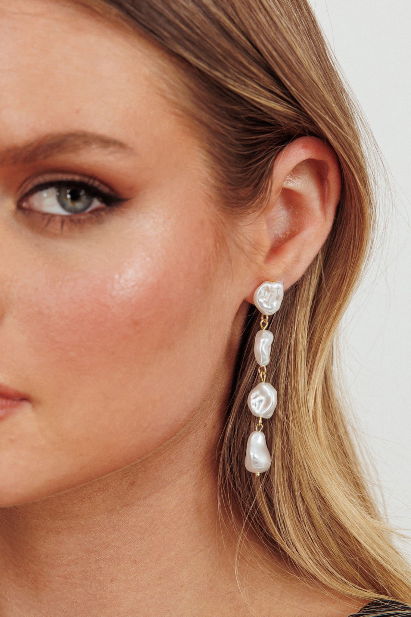 Crescendo Drop Pearl Earrings-Maymioy