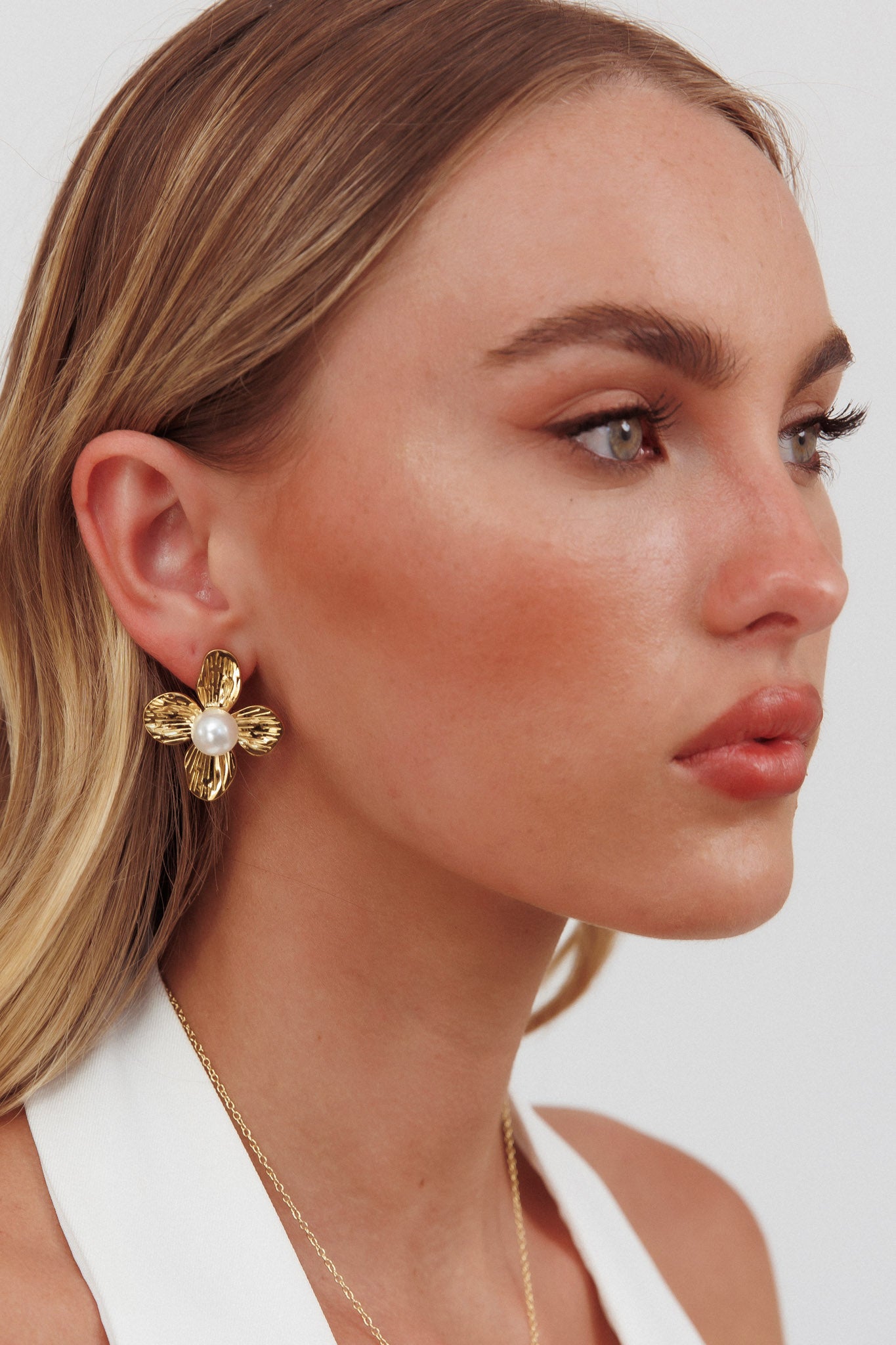 Avery Flower Pearl Earrings Gold-Maymioy