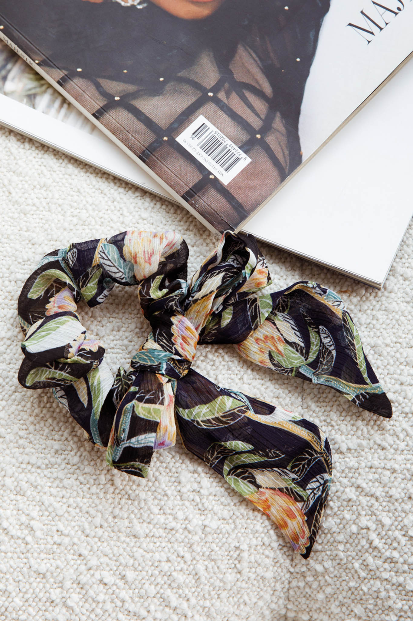 Bow Scrunchie Banksia Black-Maymioy