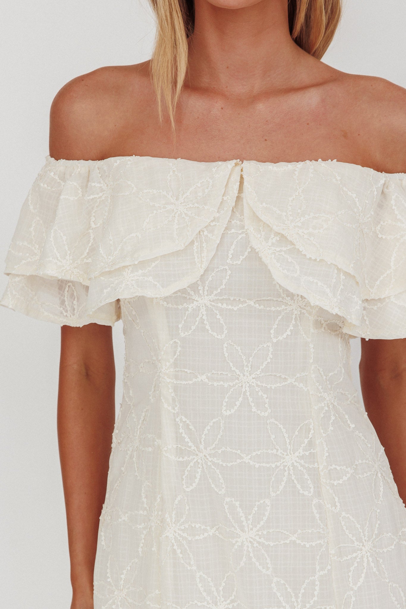Beauty Within On-Off-Shoulder Maxi Dress Cream-Maymioy