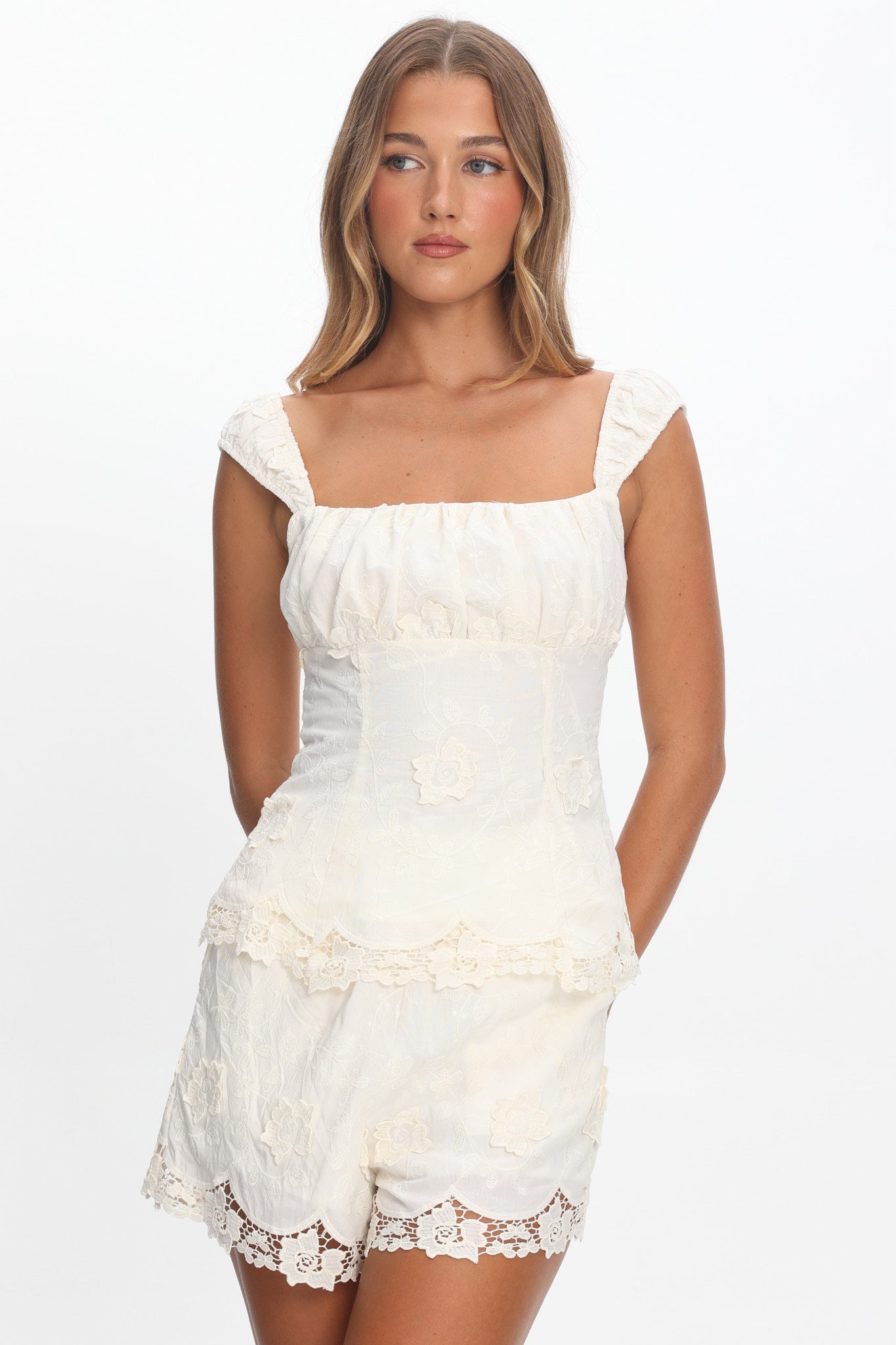 Tarelle Scalloped Edge Lace Shorts Cream-Maymioy