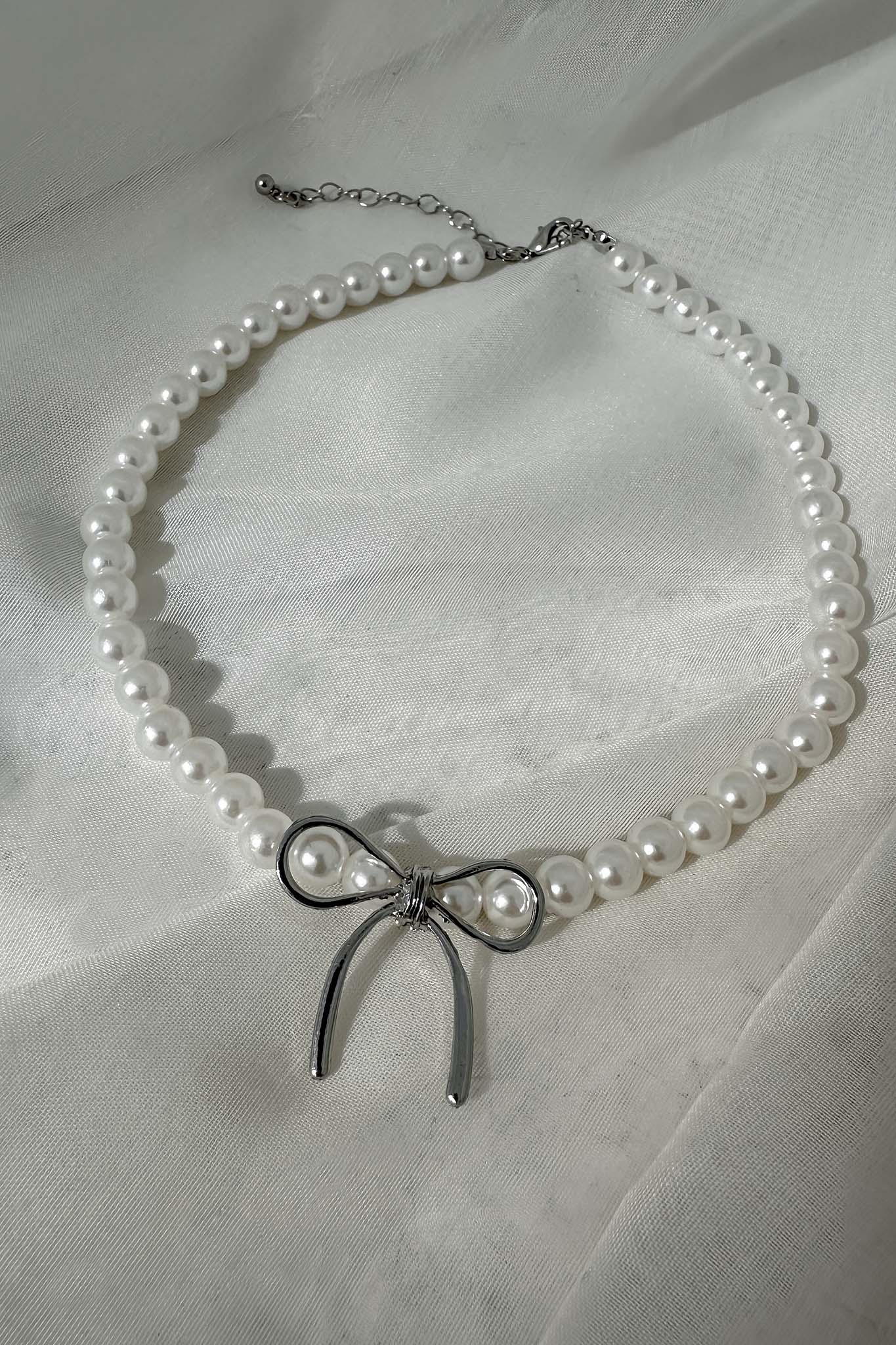 Daydream Bow Accent Pearl Necklace Silver-Maymioy