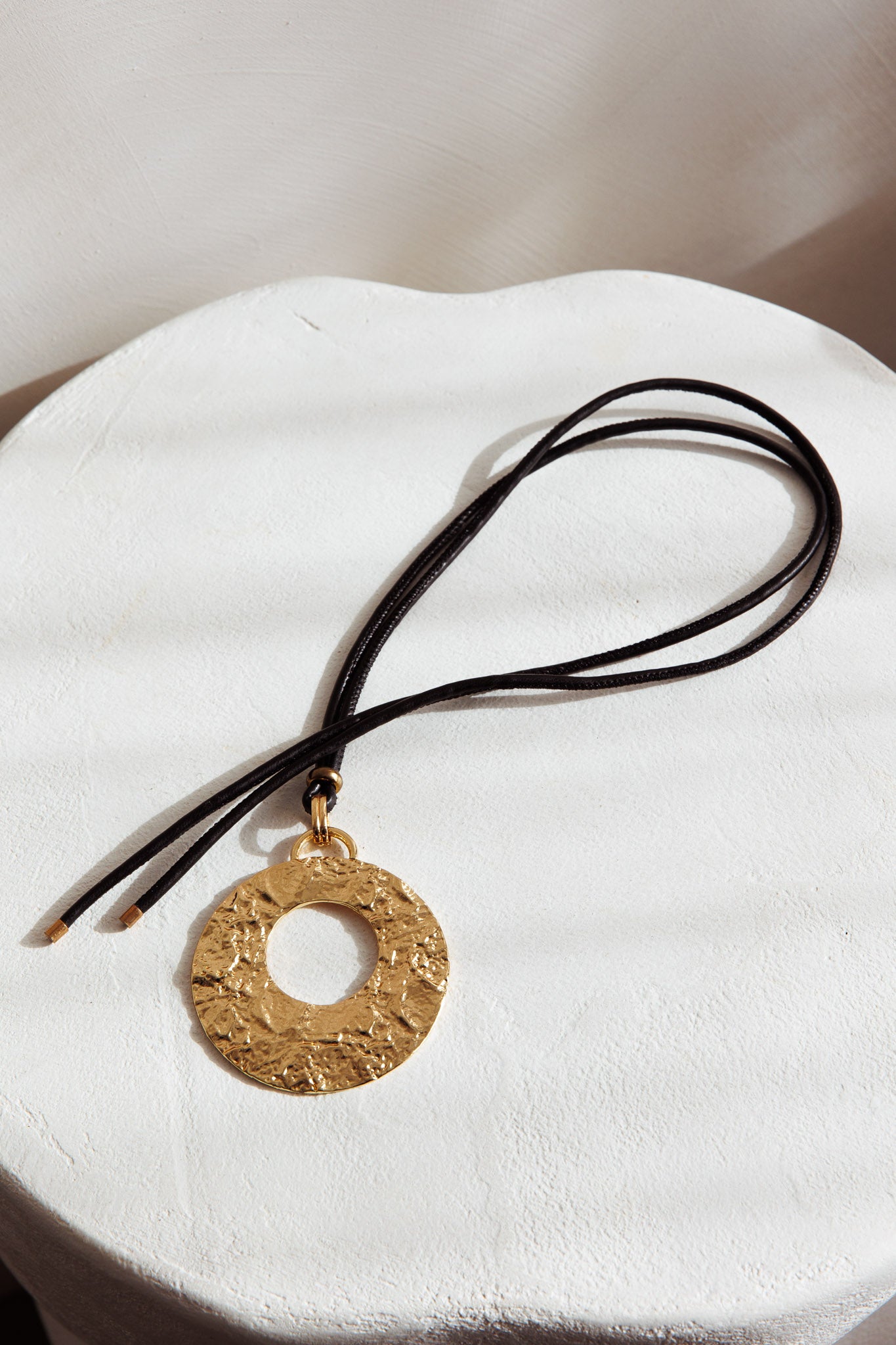 Hometown Textured Round Pendant Necklace Gold-Maymioy