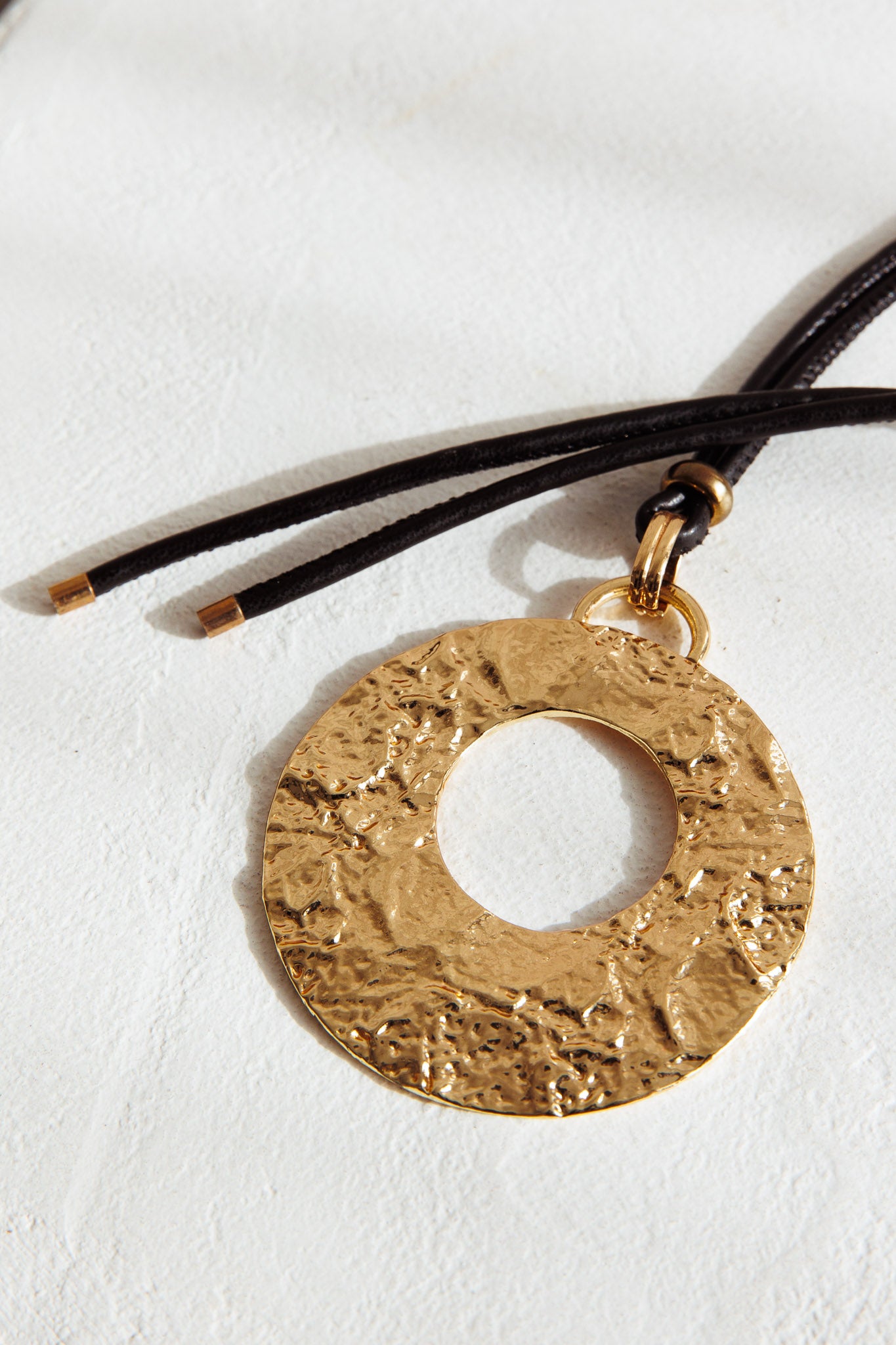 Hometown Textured Round Pendant Necklace Gold-Maymioy