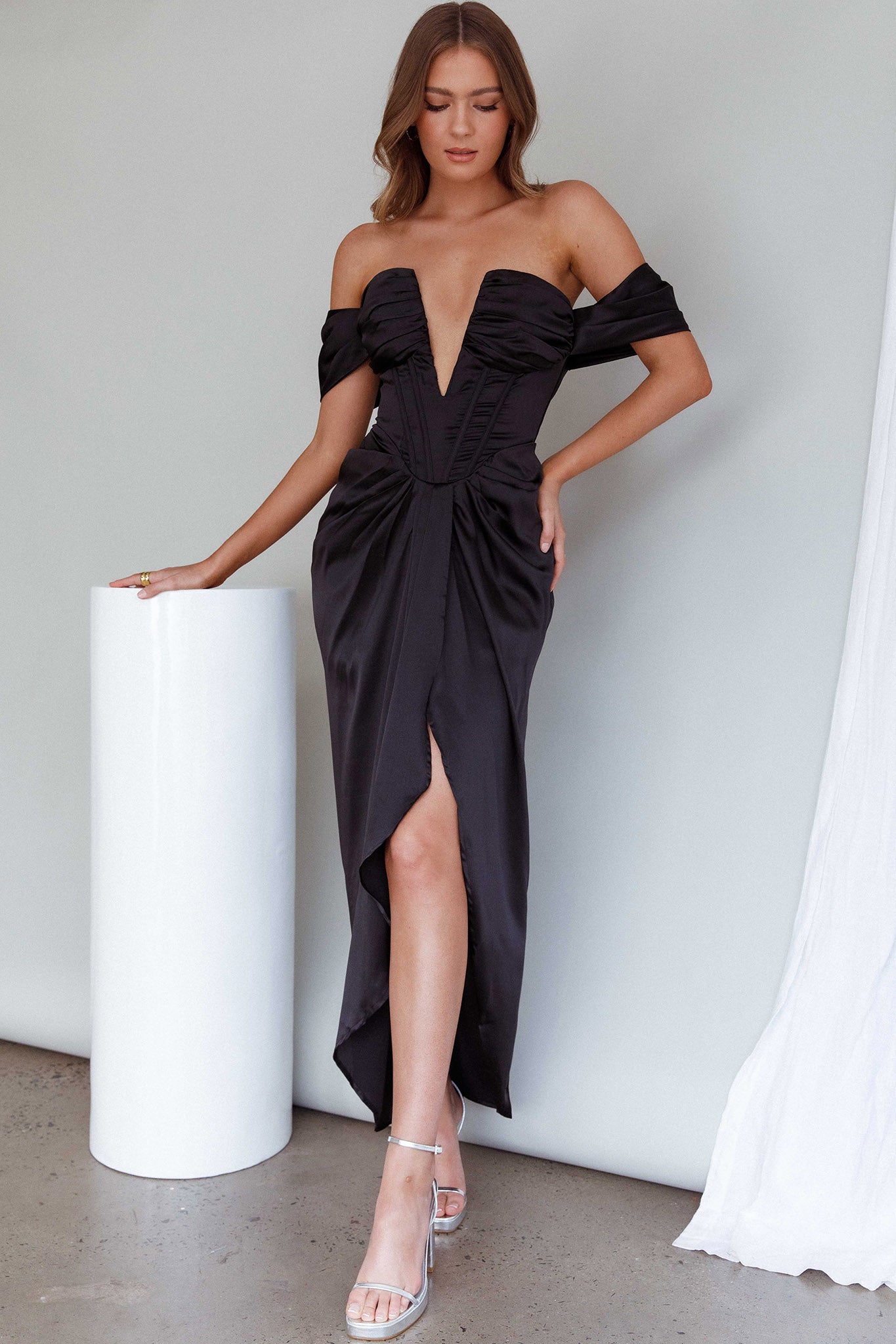 Mariesa Plunging Neckline Dress Black-Maymioy