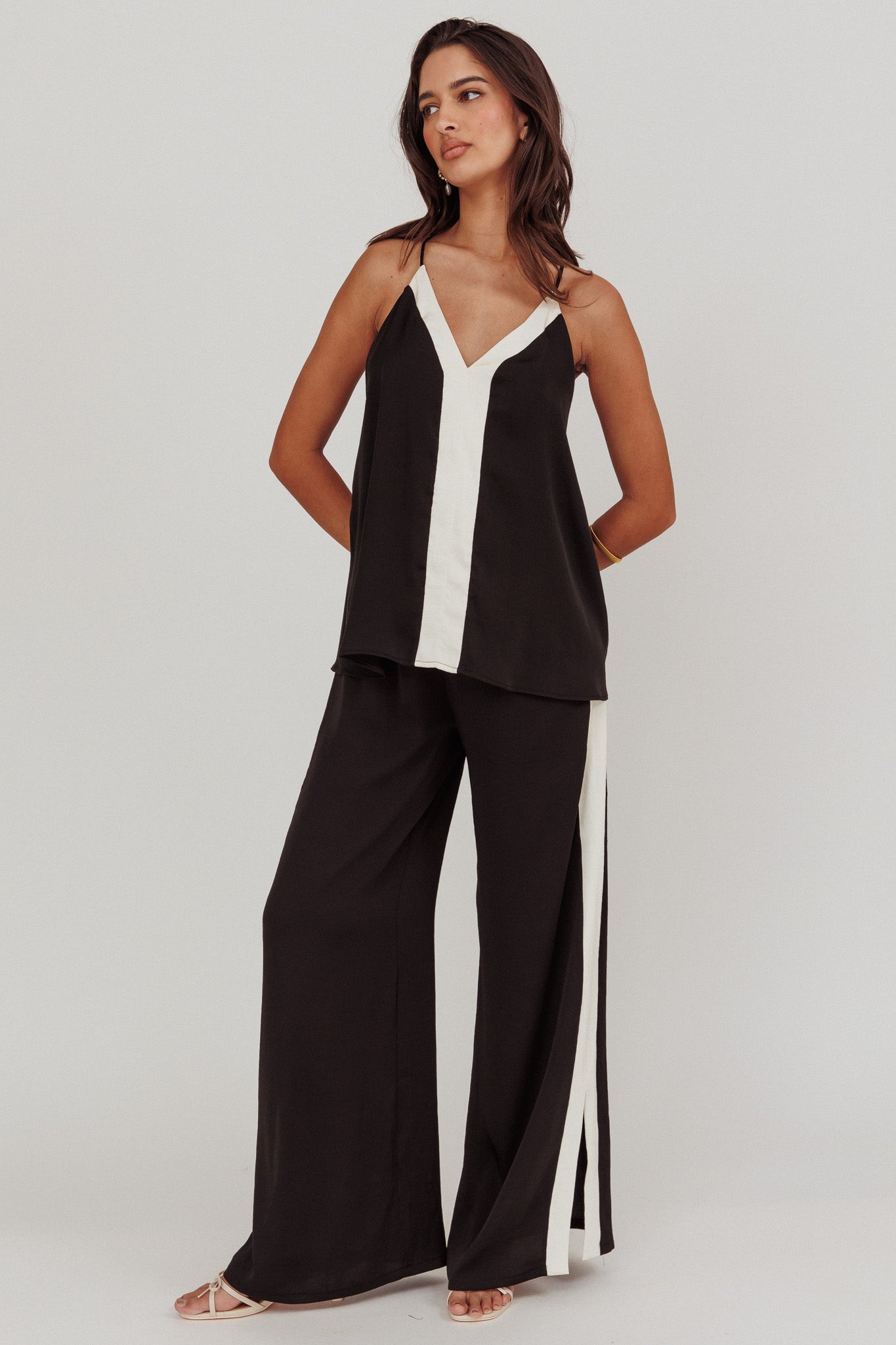 Unwritten Contrast Cami Top Black-Maymioy
