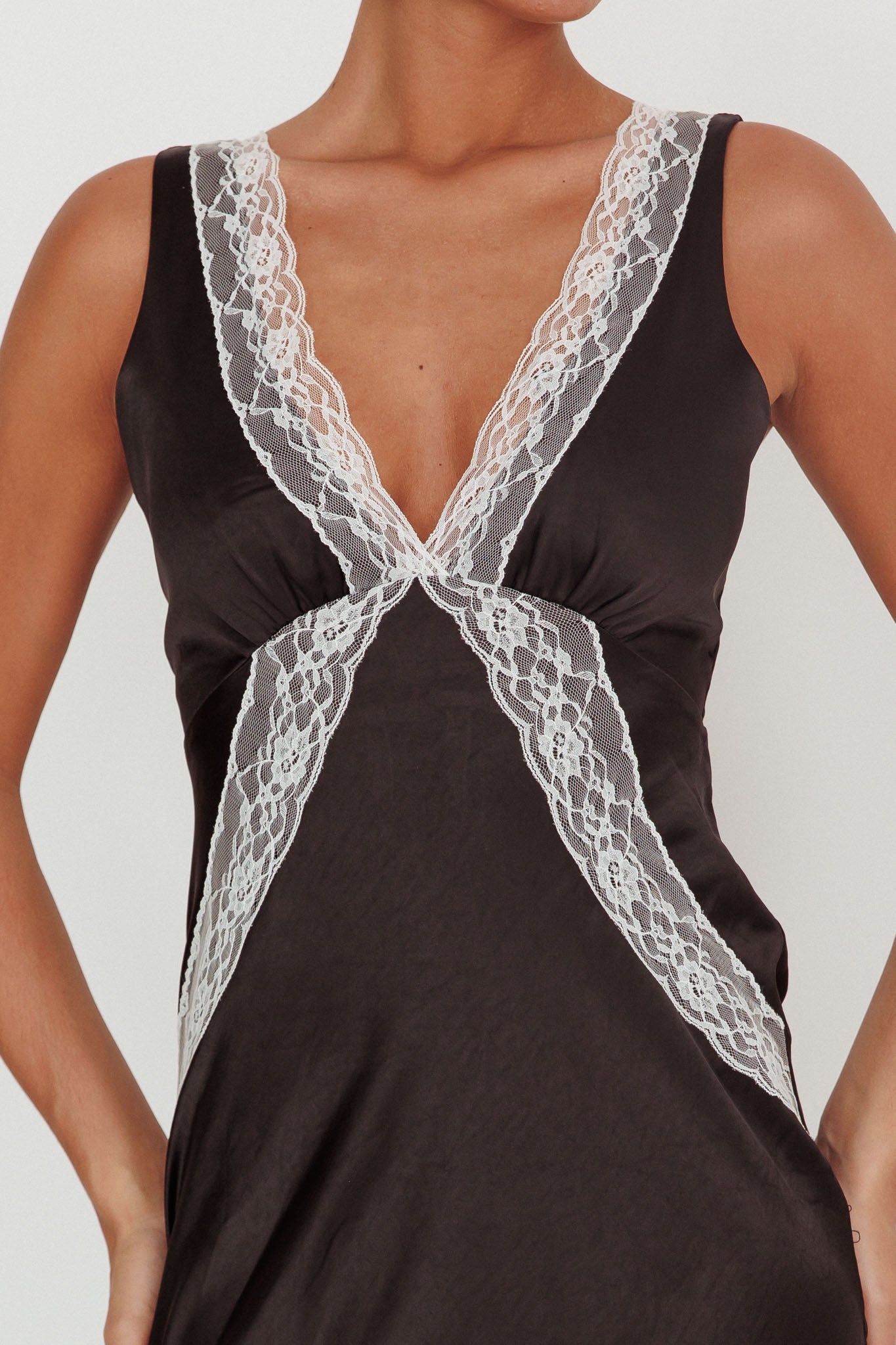 Ivonne Contrast Lace V-Neck Maxi Dress Black-Maymioy