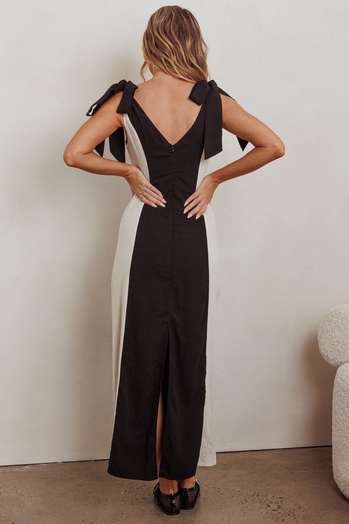 Kiss City Tied Shoulders Contrast Maxi Dress Black/Oat-Maymioy