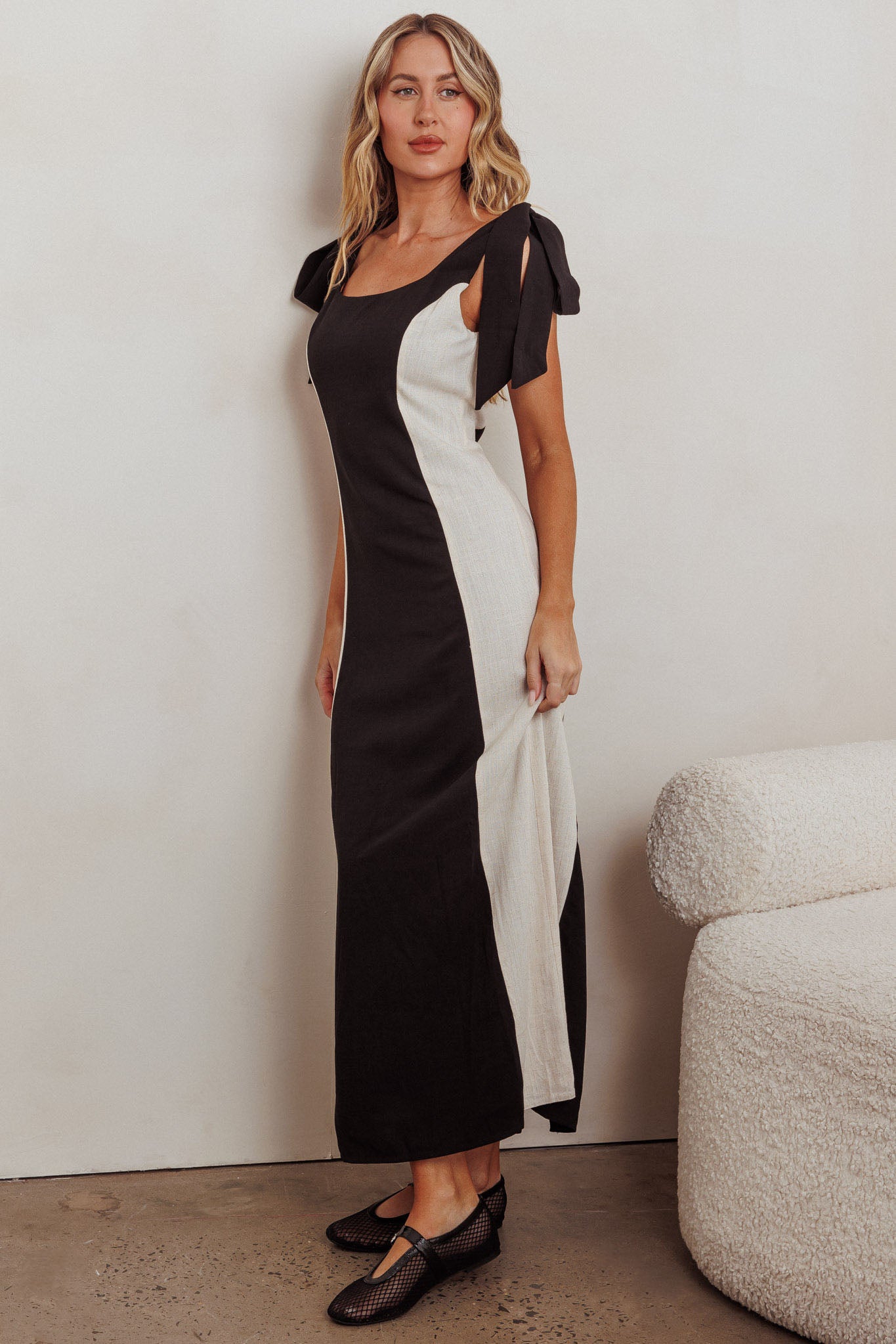 Kiss City Tied Shoulders Contrast Maxi Dress Black/Oat-Maymioy