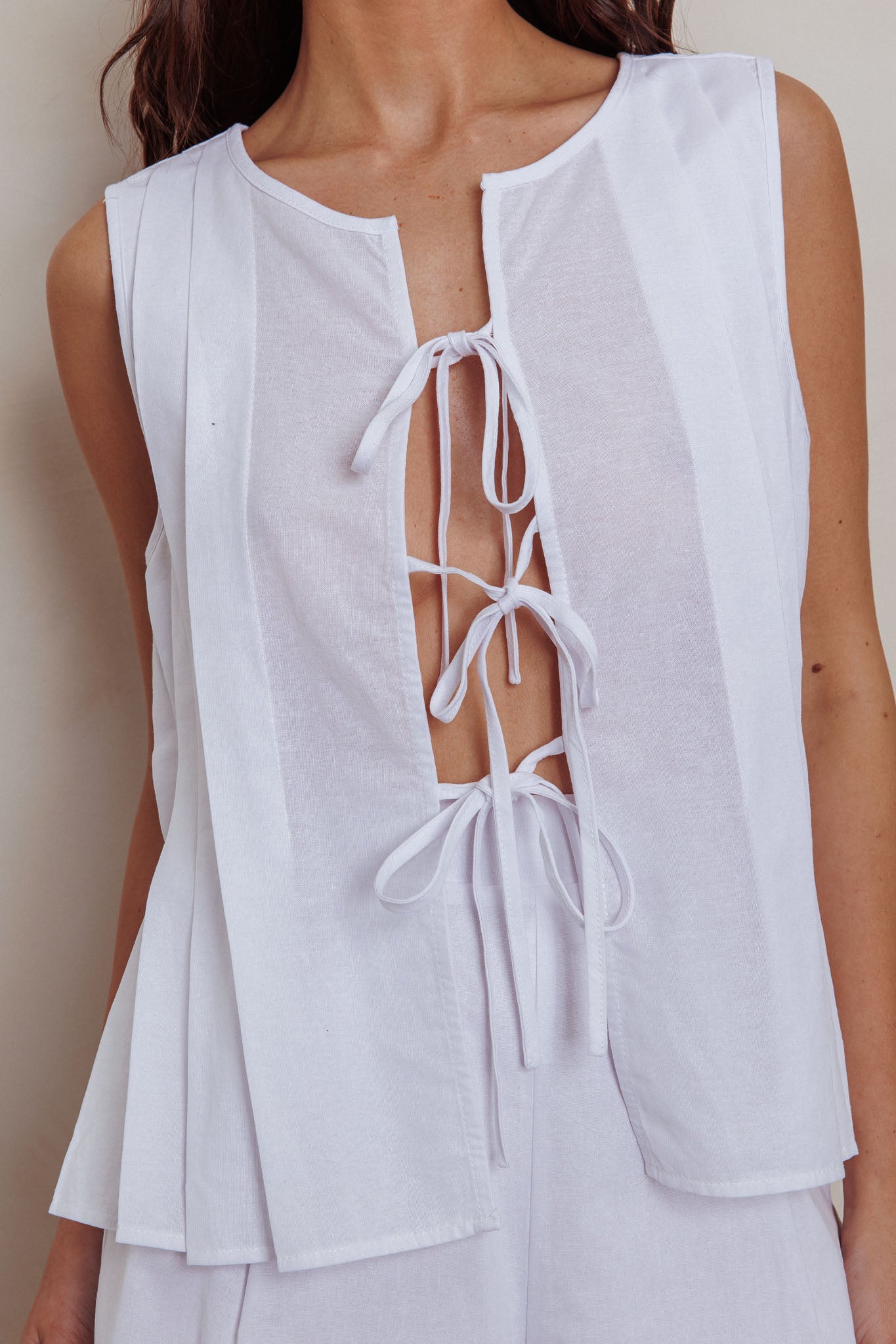 Bettino Sleeveless Tie Front Top White-Maymioy