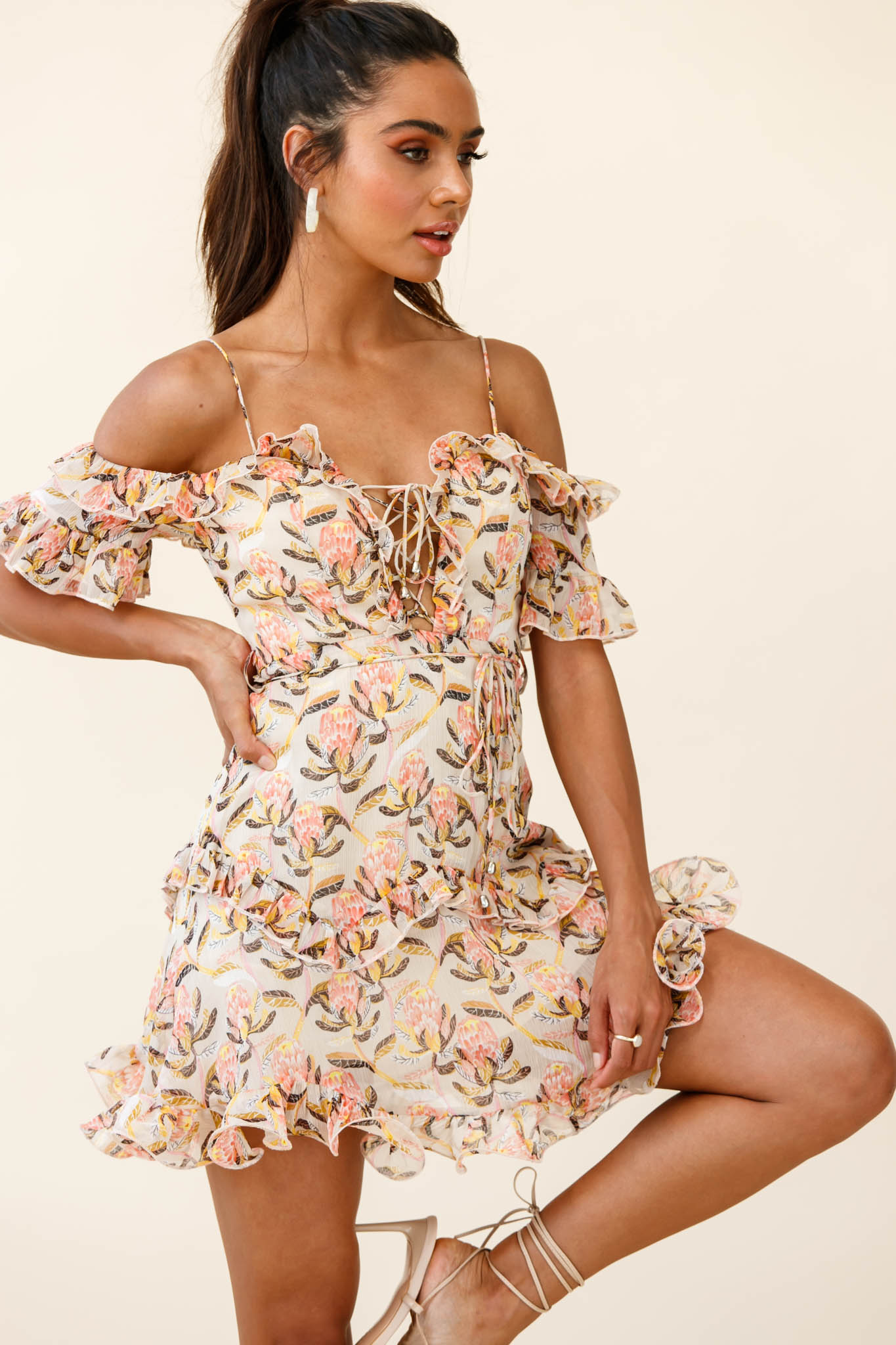 Maranda Bardot Lace-Up Bust Dress Banksia Print Dress Nude-Maymioy