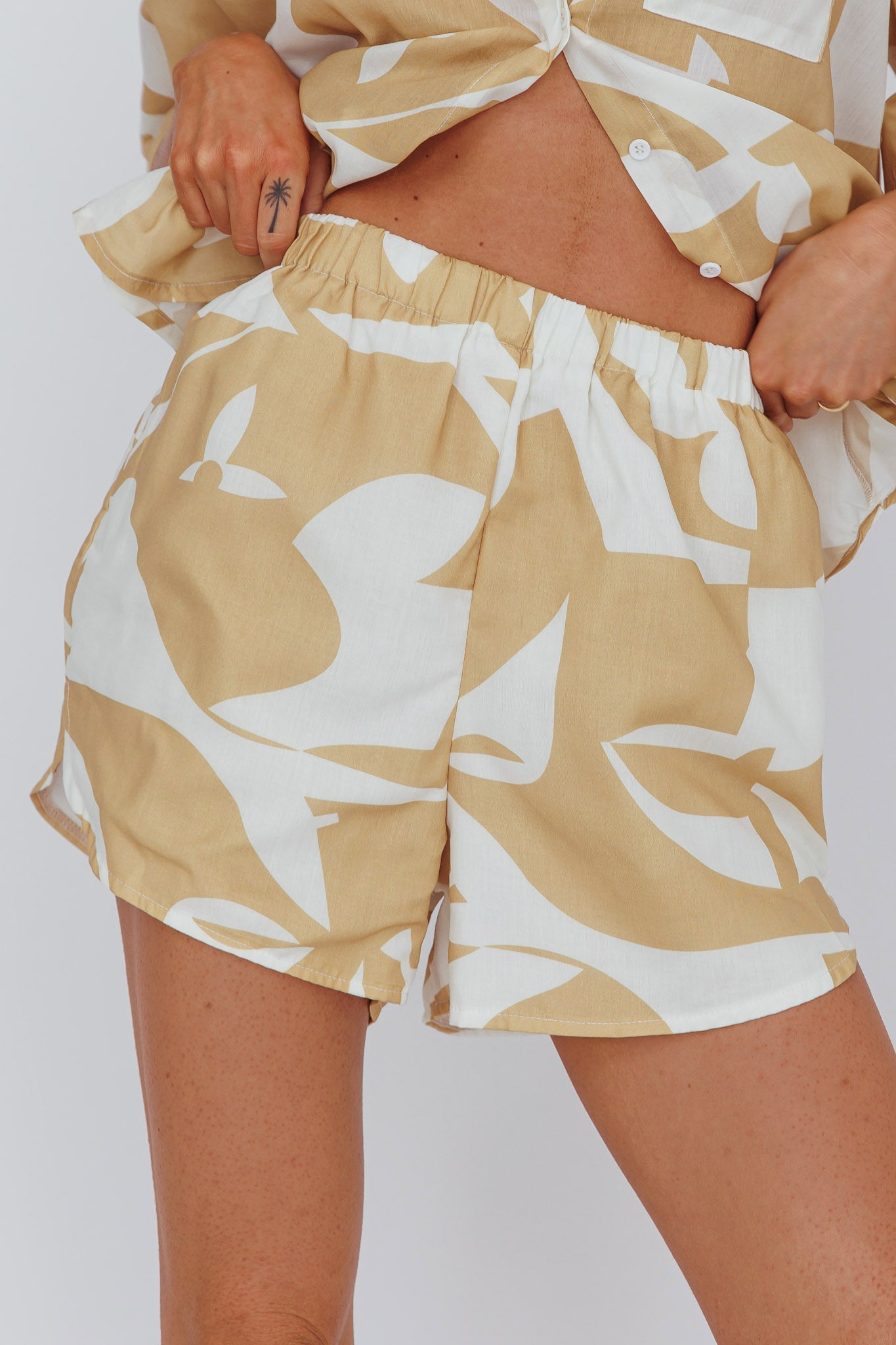 On Vacay Elastic Waist Shorts Print Yellow-Maymioy