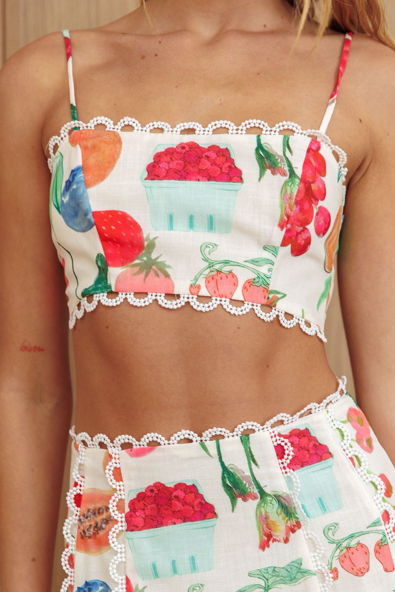 Chamberlain Scallop Trim Crop Top Fruit-Maymioy