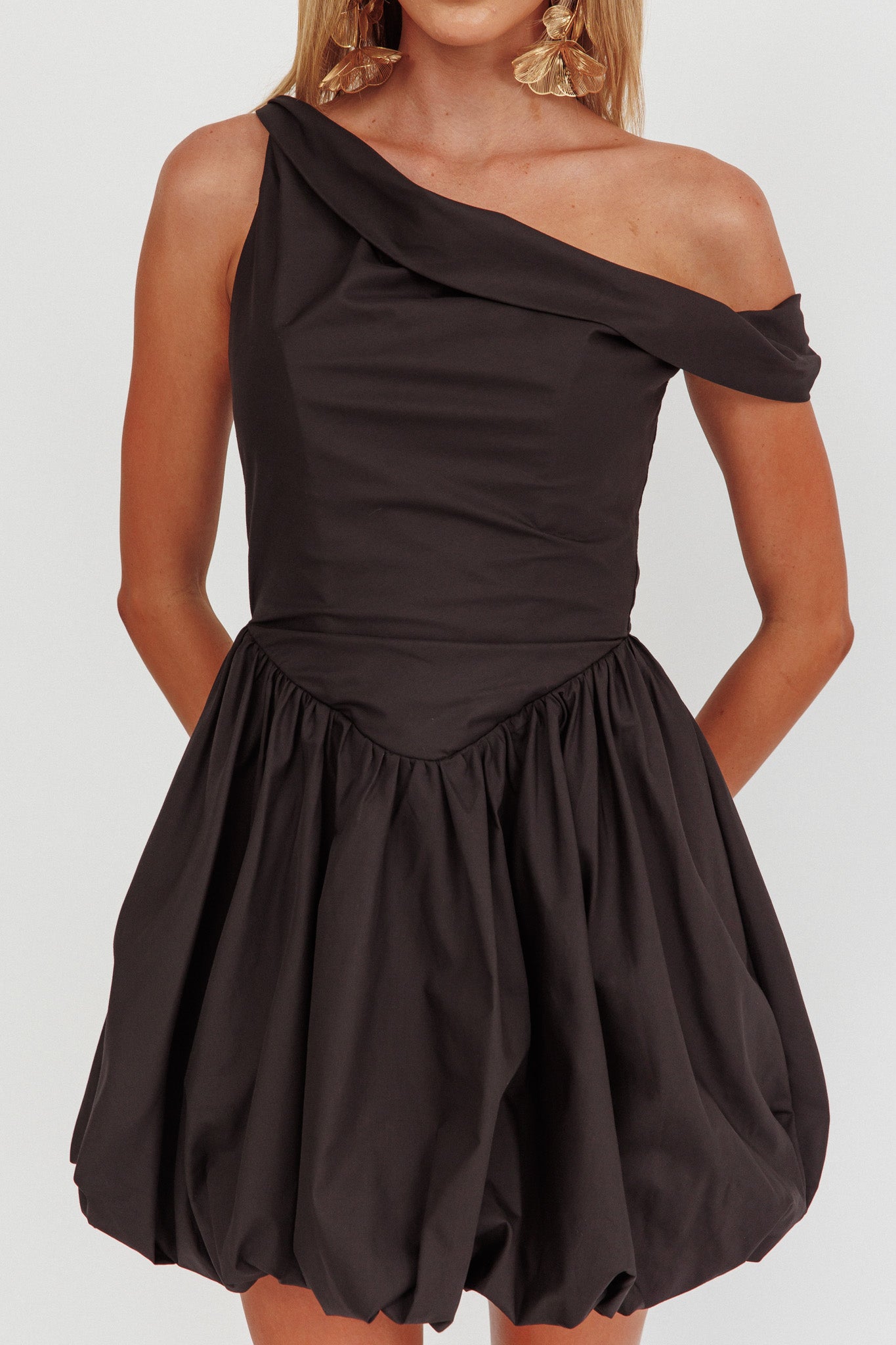 Celinda Asymmetric Neckline Balloon Mini Dress Black-Maymioy