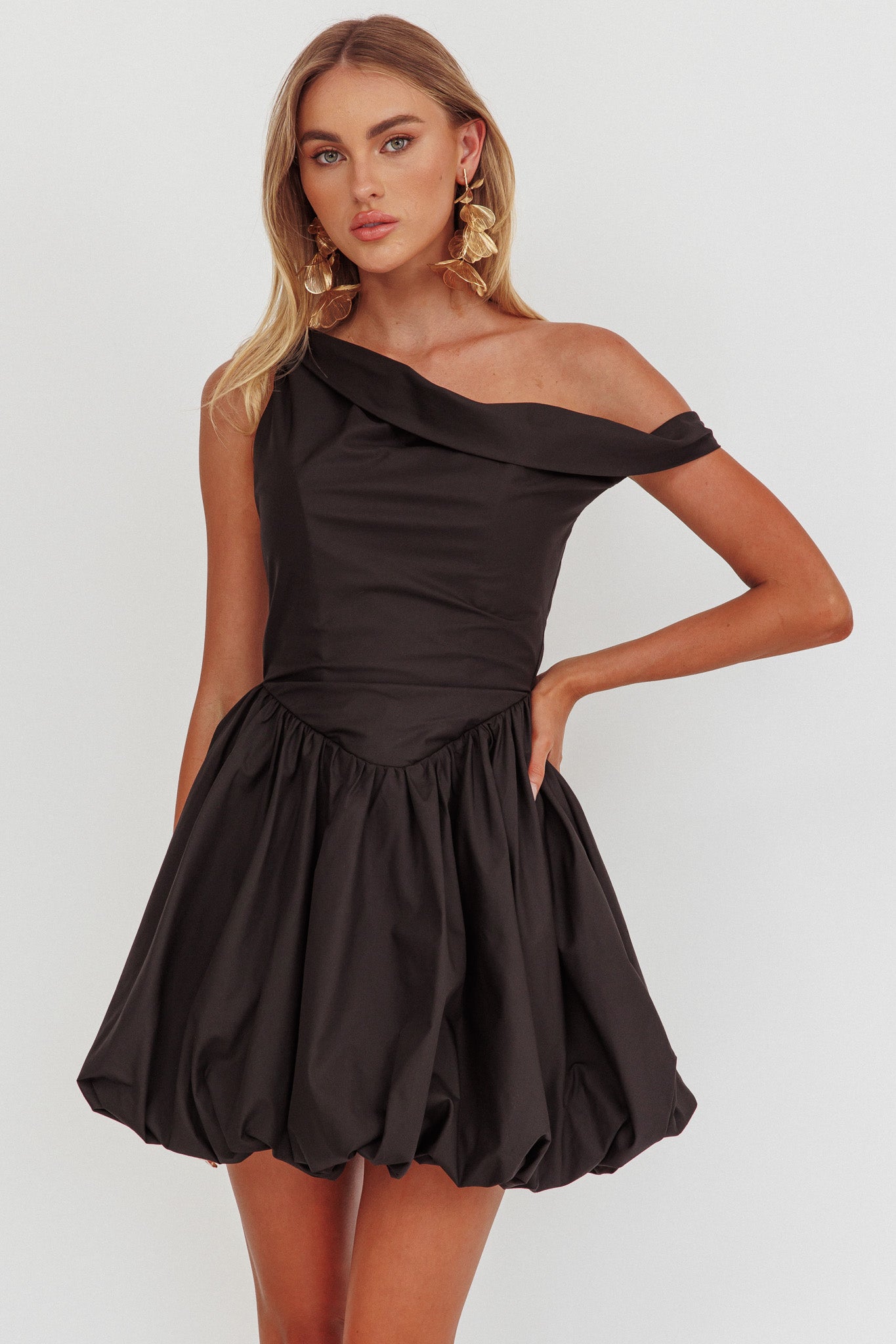 Celinda Asymmetric Neckline Balloon Mini Dress Black-Maymioy