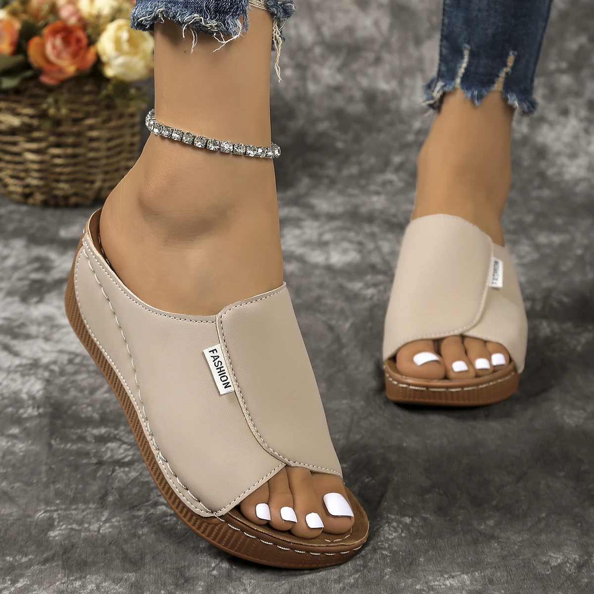 Women Wedge Slippers Comfortable Buckle Woman Shoes Summer 2025 New Fashion Slippers Open Toe Breathable Sandals Slides Women