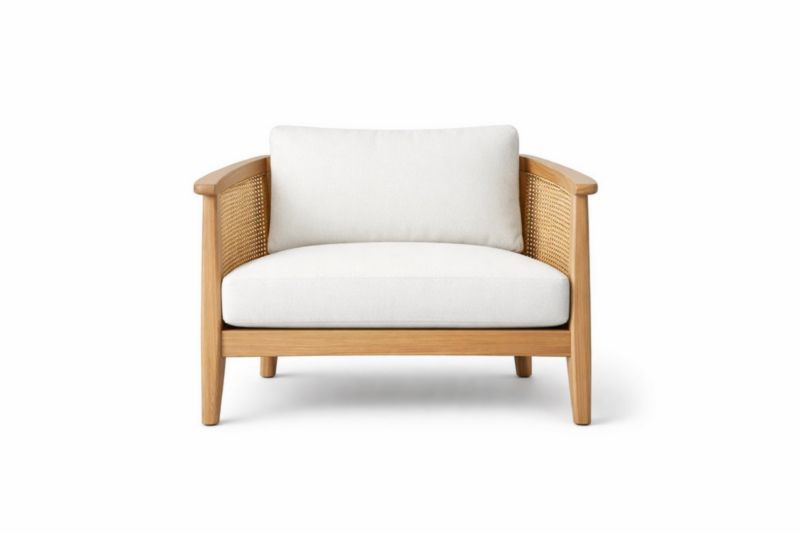 Fauteuil en bois d'hévéa avec accoudoirs en rotin et coussins blancs