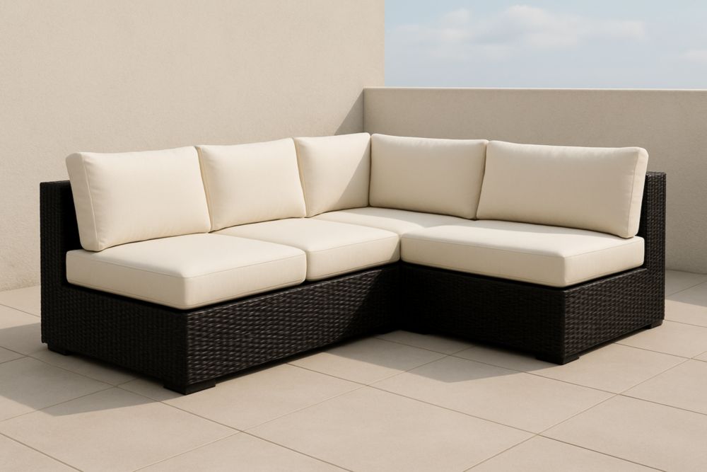 Divano ad angolo da esterno in rattan nero con cuscini crema