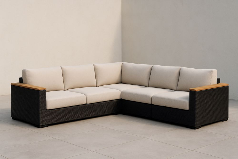 Divano ad angolo da esterni in rattan nero con cuscini beige e braccioli in legno