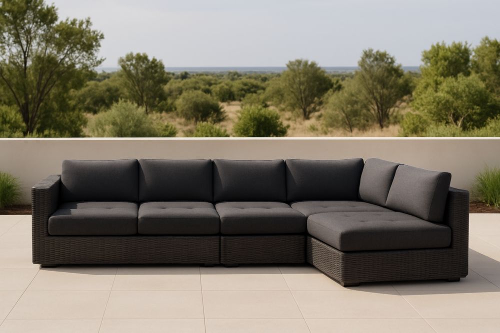 Divano ad angolo in rattan con cuscini grigio per esterni