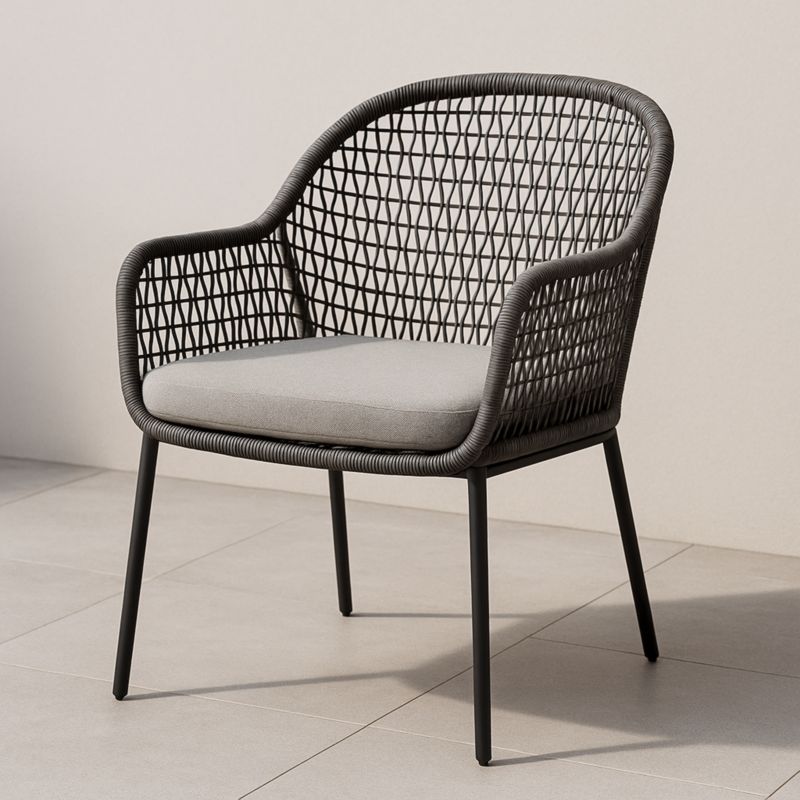 Poltrona in metallo e rattan con cuscino grigio