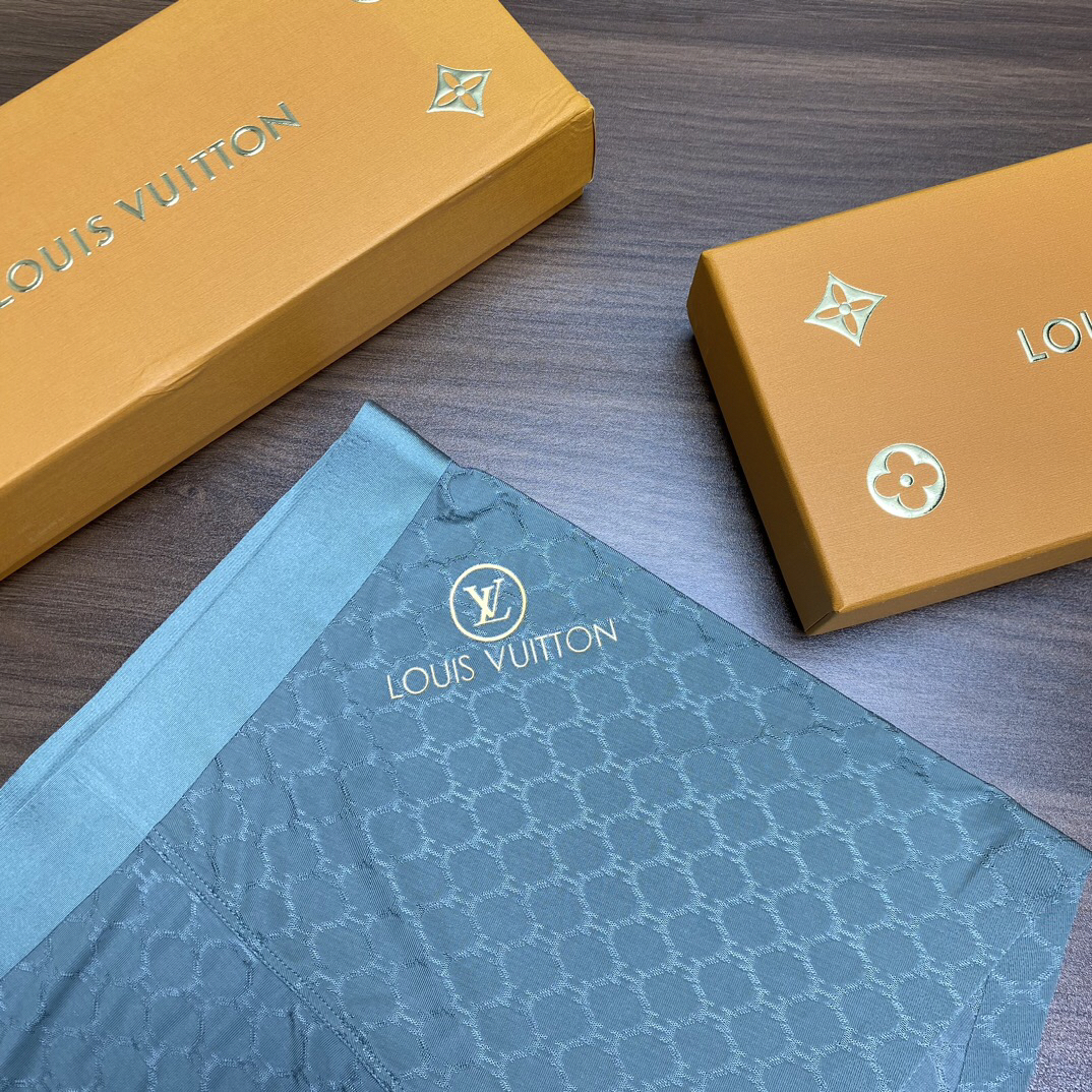 High quality men's underwear in a box of three, color options available 01