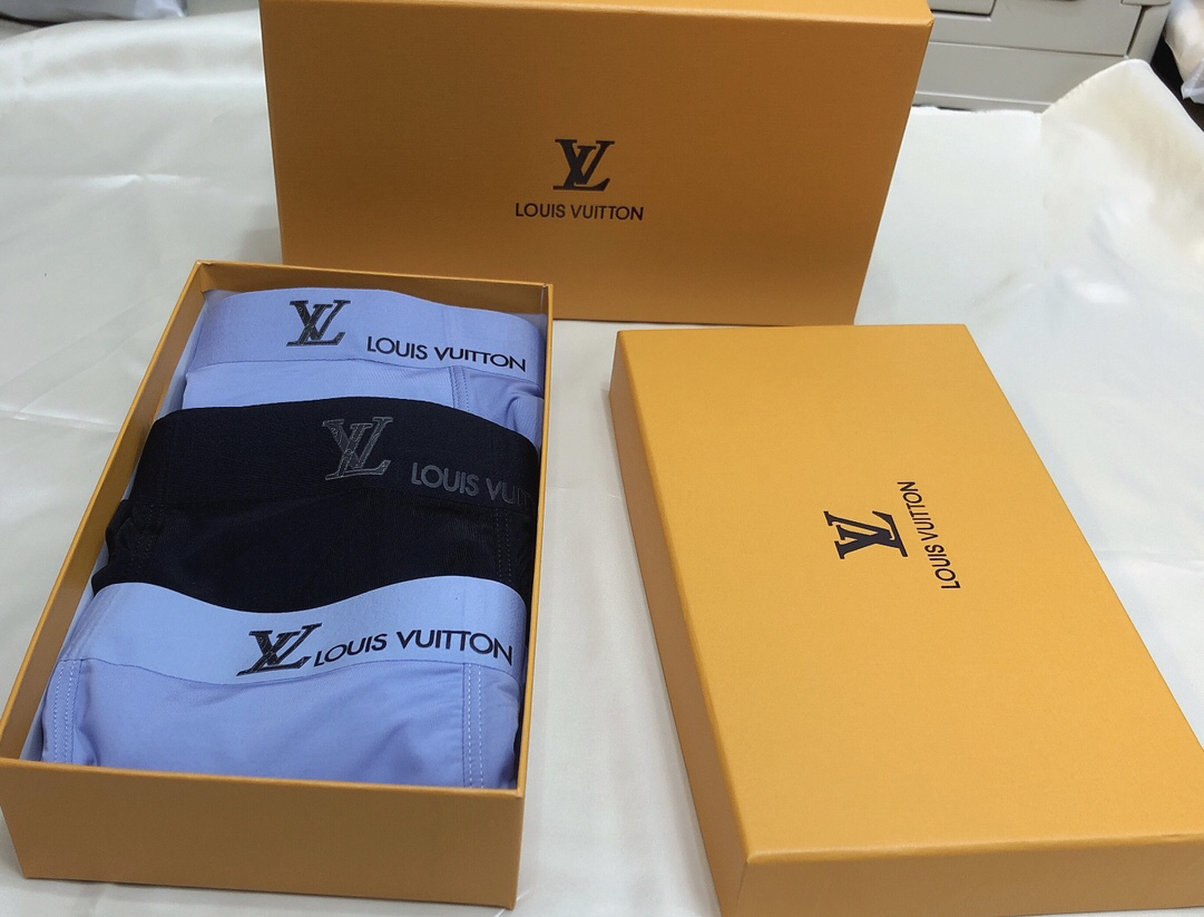 High quality men's underwear in a box of three, color options available 01