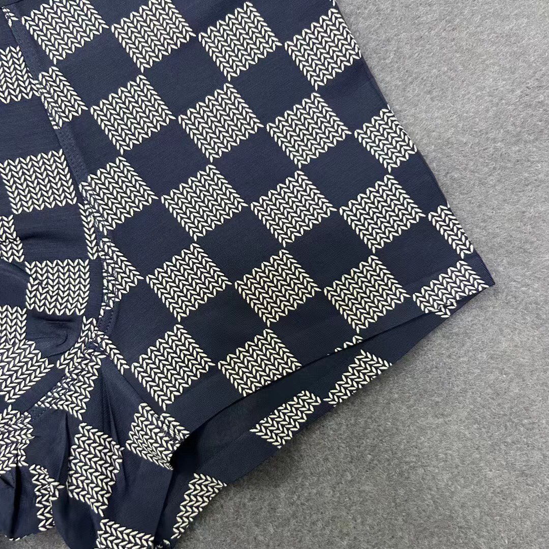 High quality men's underwear in a box of three, color options available 01