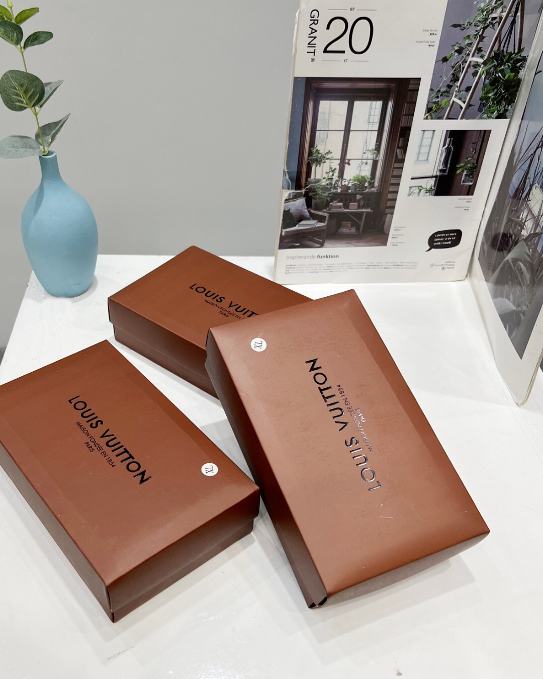 High quality men's underwear in a box of three, color options available 01