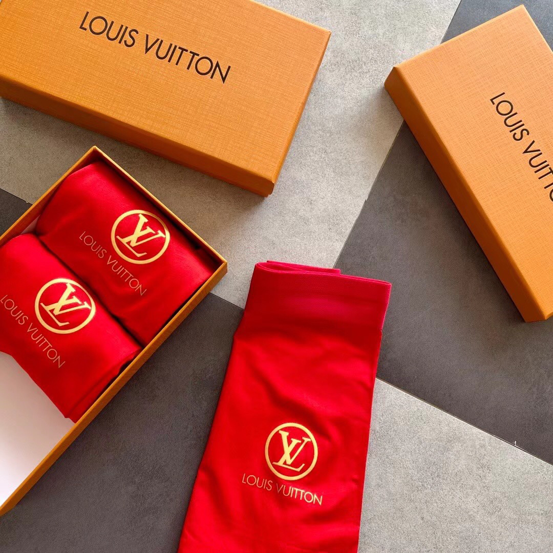 High quality men's underwear in a box of three, color options available 01