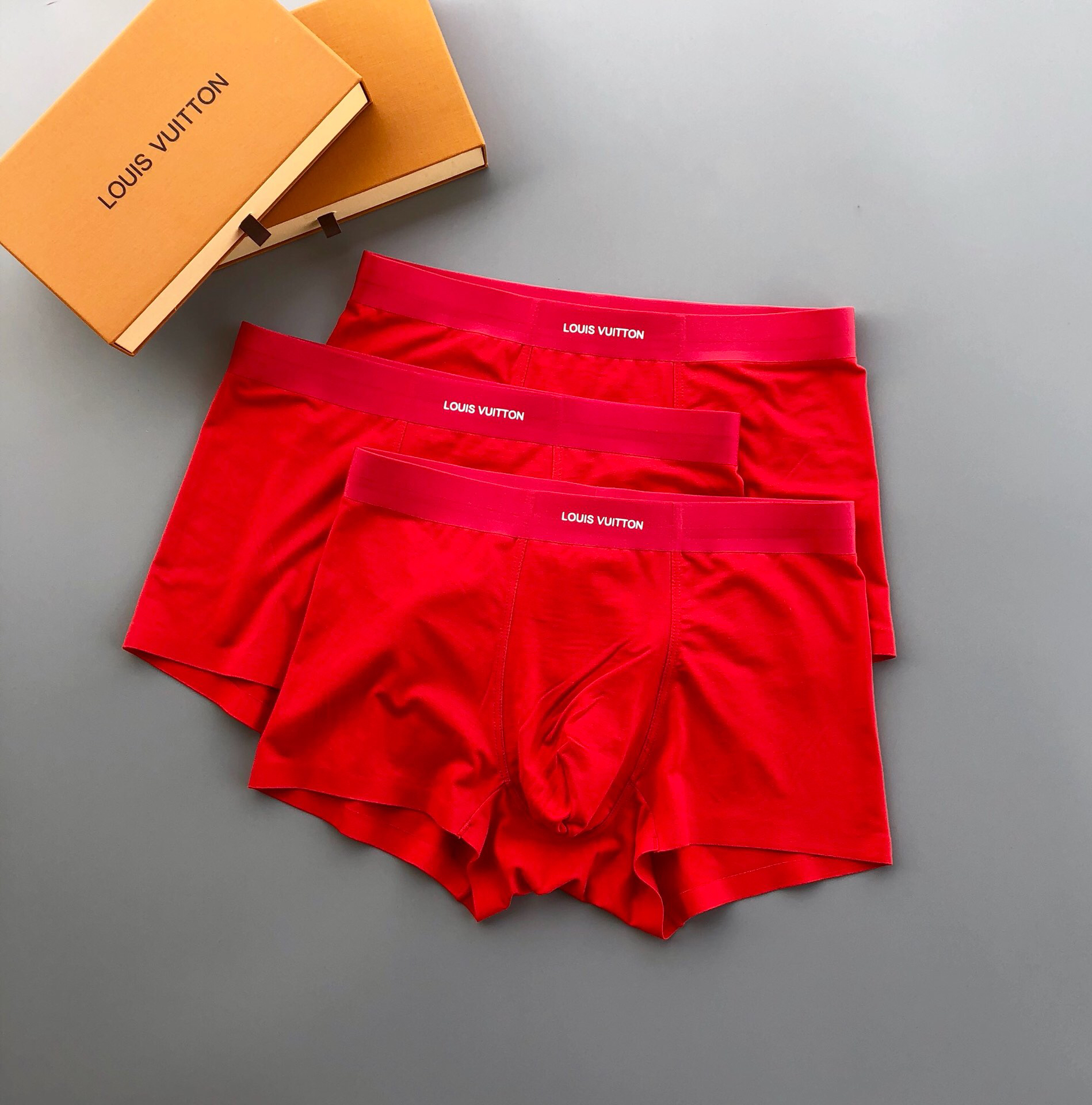 High quality men's underwear in a box of three, color options available 01