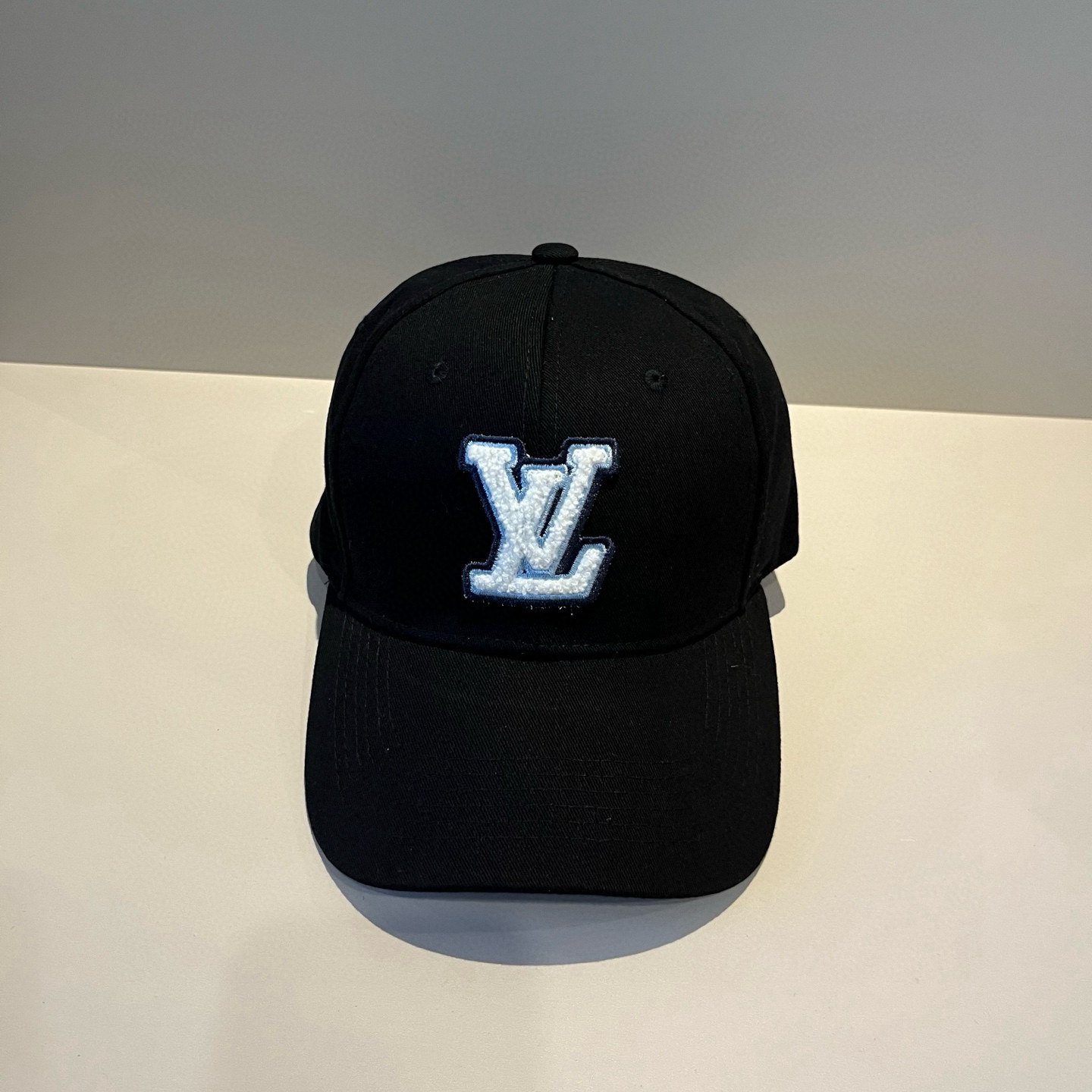 High quality and fashionable baseball cap new 3 pcs add : 18859952090 if you need size guide