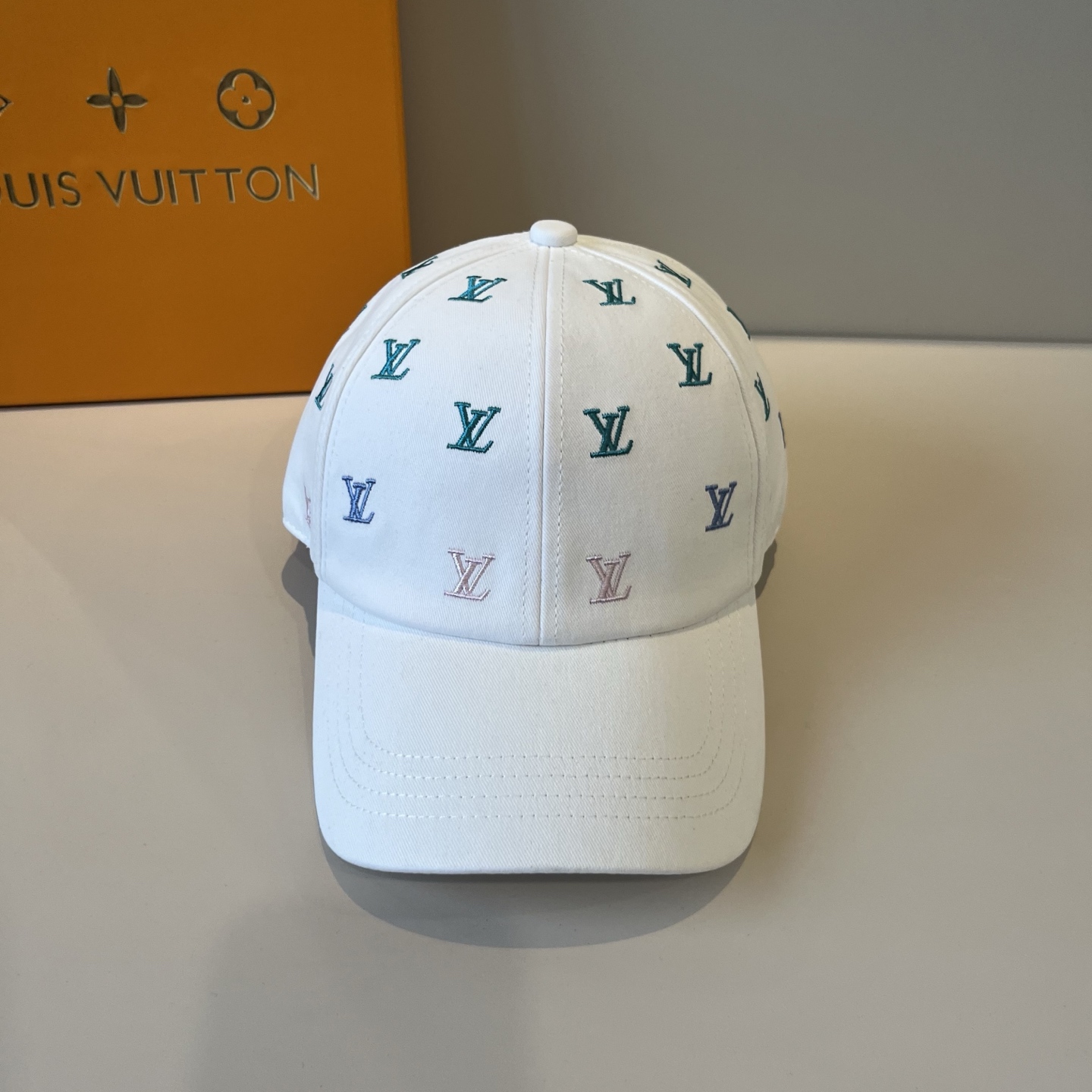 High quality and fashionable baseball cap new 3 pcs add : 18859952090 if you need size guide
