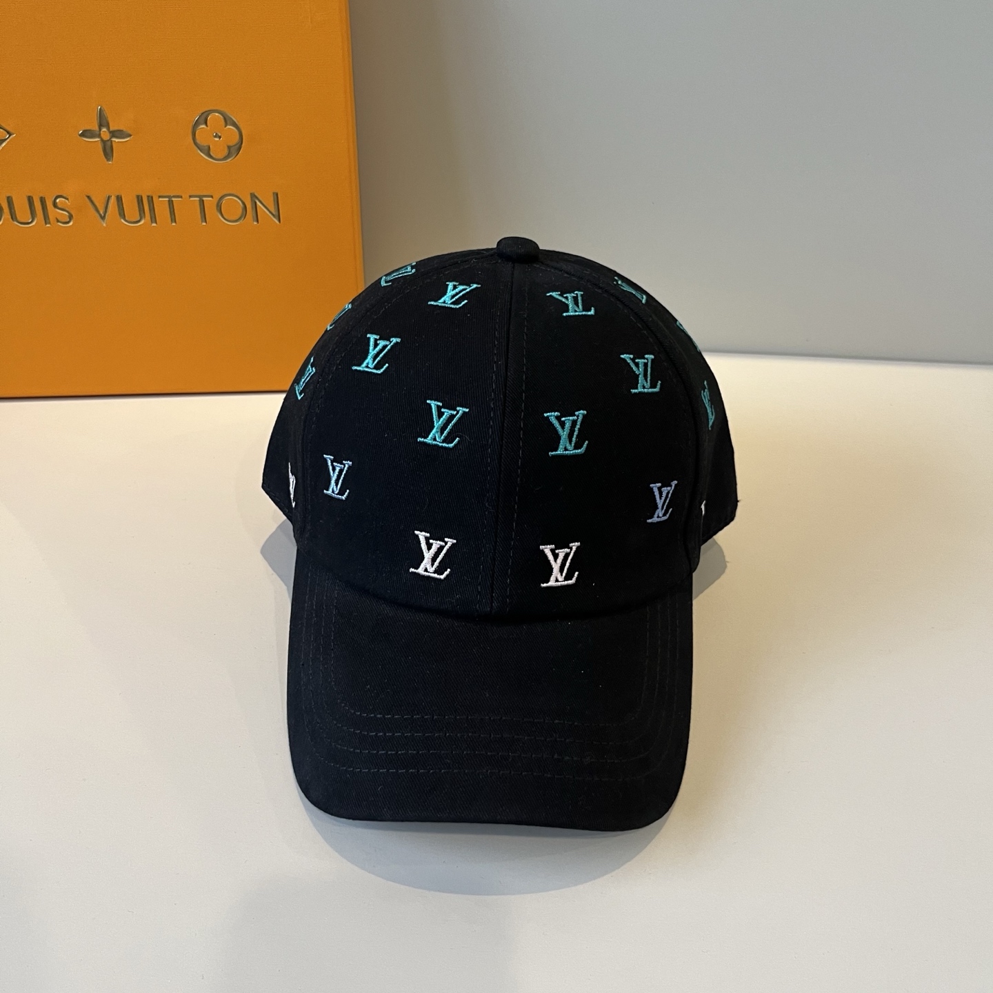High quality and fashionable baseball cap new 3 pcs add : 18859952090 if you need size guide