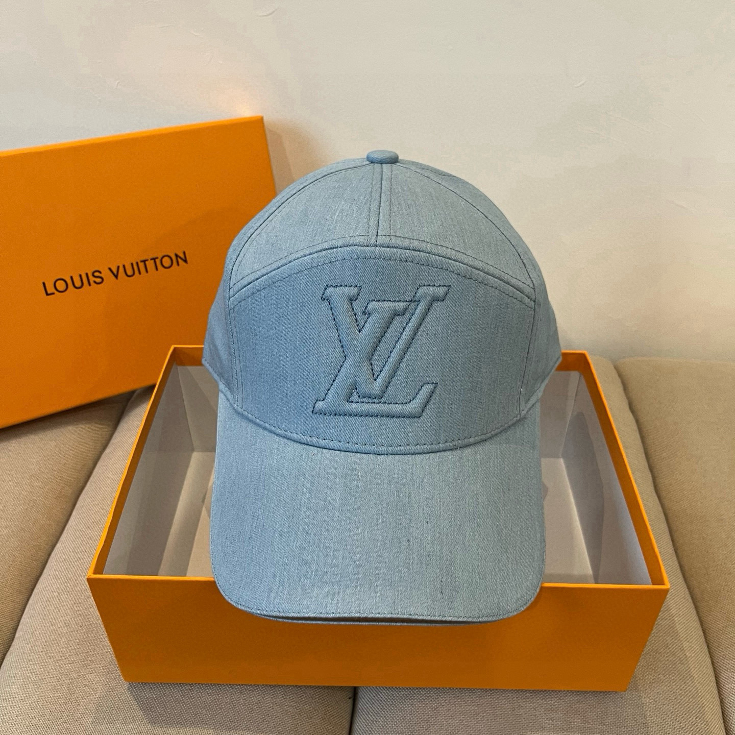 High quality and fashionable baseball cap new 3 pcs add : 18859952090 if you need size guide