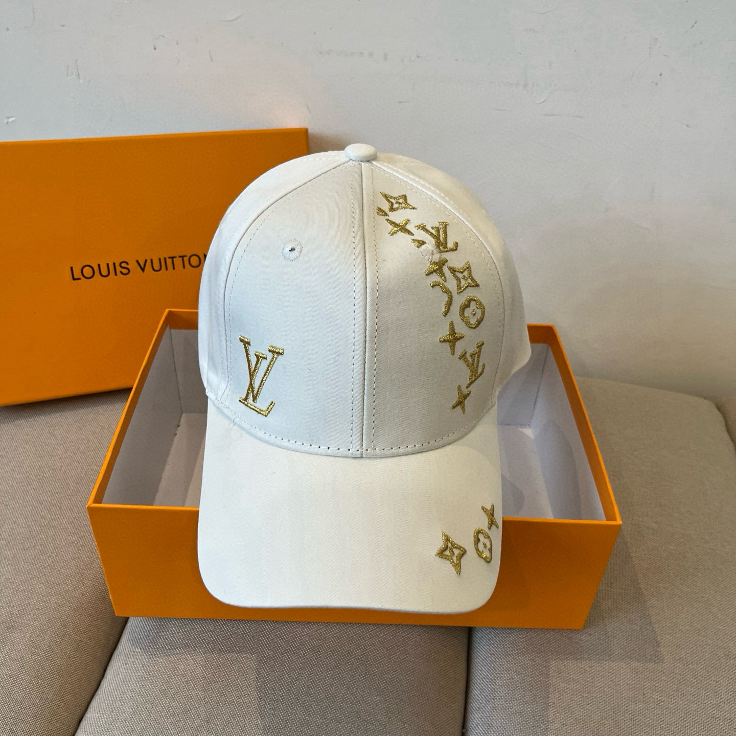 High quality and fashionable baseball cap new 3 pcs add : 18859952090 if you need size guide