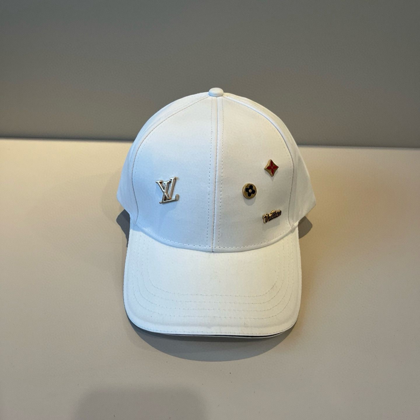 High quality and fashionable baseball cap new 3 pcs add : 18859952090 if you need size guide