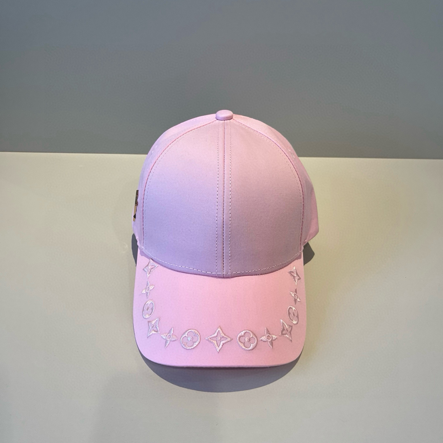 High quality and fashionable baseball cap new 3 pcs add : 18859952090 if you need size guide