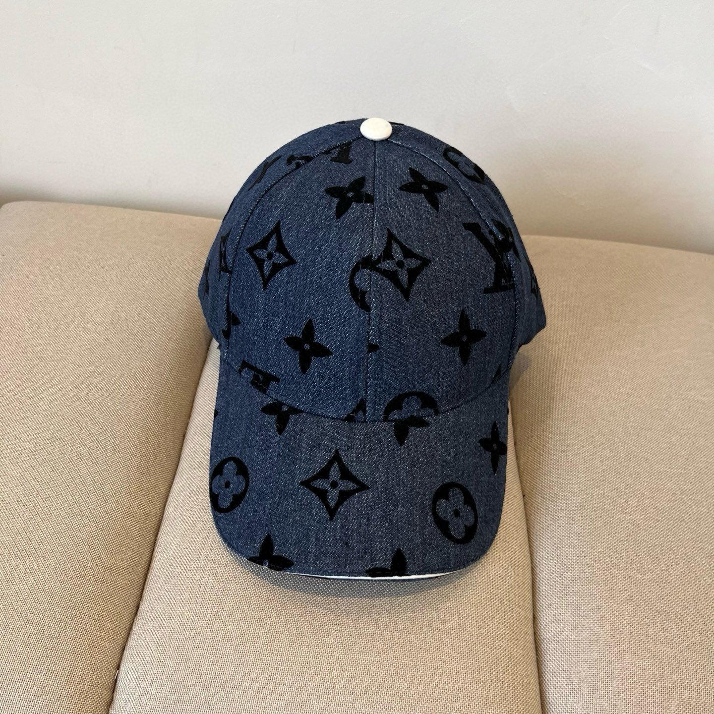 High quality and fashionable baseball cap new 3 pcs add : 18859952090 if you need size guide