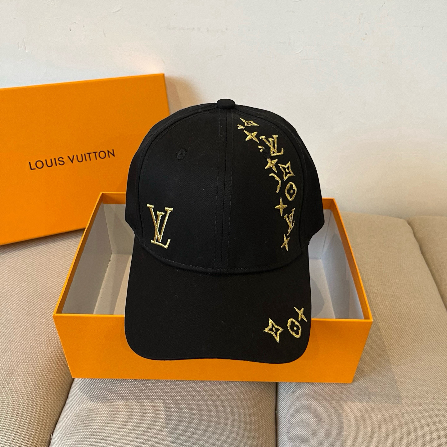 High quality and fashionable baseball cap new 3 pcs add : 18859952090 if you need size guide
